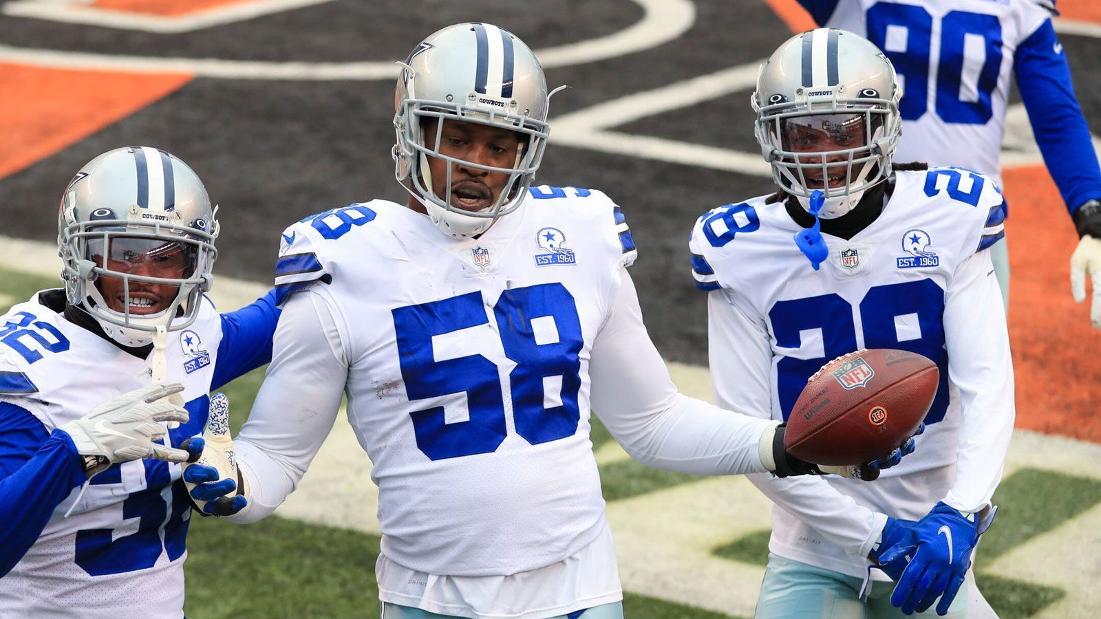 
                <strong>Aldon Smith (Defensive End)</strong><br>
                Erst seit Mitte August ist Aldon Smith wieder zu haben. Von den Seattle Seahawks wurde der D-Liner nur vier Monate nach Vertragsbeginn wieder entlassen. Der siebte Pick des Draft 2011 erlebte seine beste Zeit während seiner ersten NFL-Jahre bei den San Francisco 49ers. In seiner zweiten Saison sammelte er 66 Tackles und sagenhafte 19,5 Sacks. Allerdings kam Smith immer wieder mit dem Gesetz in Konflikt, nach einem Zwischenfall mit Fahrerflucht zog ihn sogar die Liga während seiner Zeit bei den Oakland Raiders aus dem Verkehr. Vergangene Saison überzeugte er dann bei den Dallas Cowboys, unter anderem mit einem Fumble-Recovery-Touchdown. Doch in diesem Frühjahr soll es zu einem Vorfall in einem Cafe gekommen sein, wo Smith einen Mann geschlagen haben soll. Nun werden sich die Teams wohl ganz genau überlegen, ob sie Smith eine weitere Chance geben werden.
              