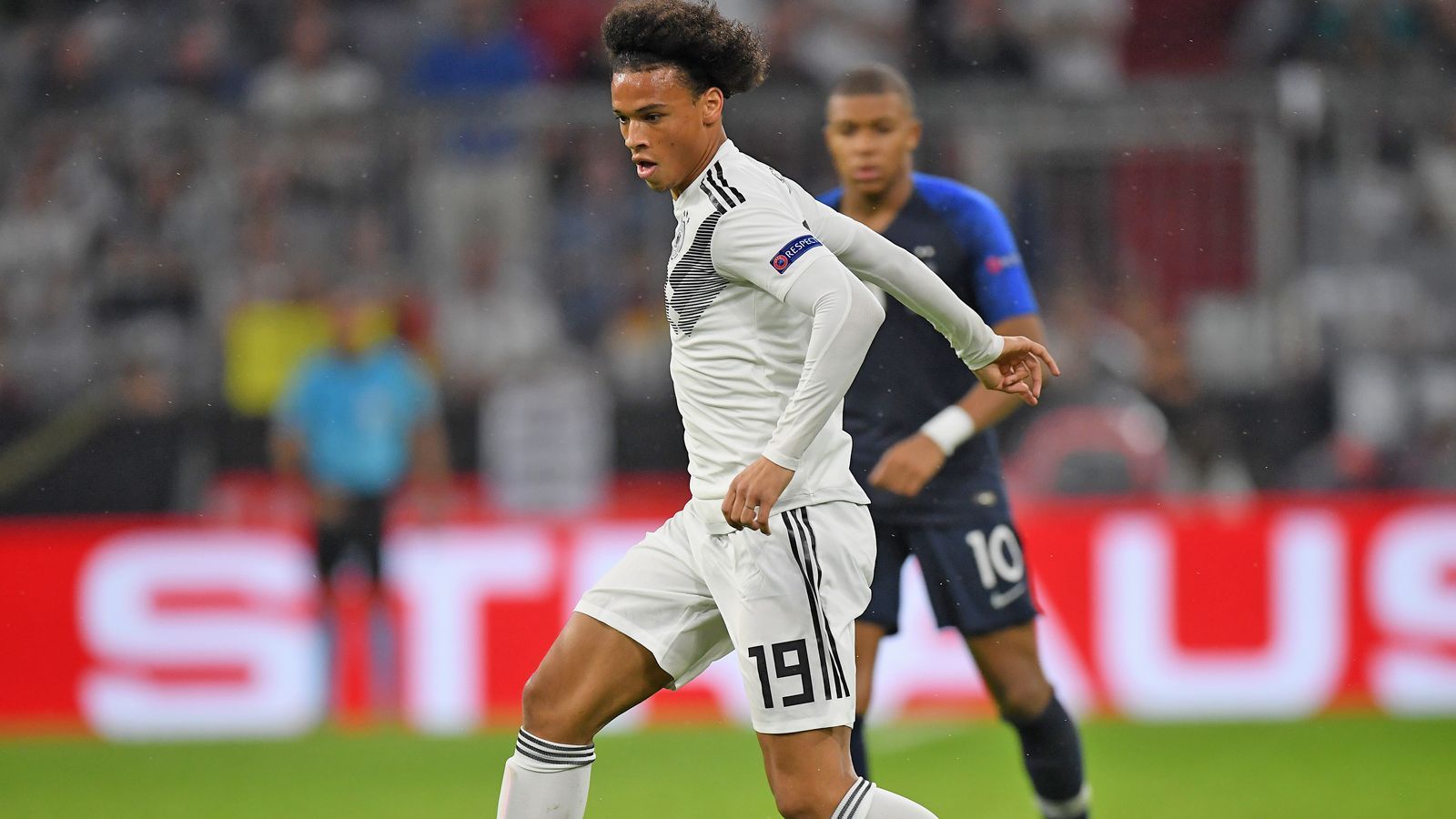 
                <strong>Linkes Mittelfeld: Leroy Sane</strong><br>
                Gegen die Niederlande bewies der Manchester-City-Star (zwei Vorlagen und einem Tor in sieben Premier-League-Spielen), dass es ein Fehler war, während der WM auf ihn zu verzichten. Wie Offensiv-Kollege Draxler machte er von Beginn an Druck und vergab eine Riesenchance in der 65. Minute. Sane will es allen zeigen: Seinem Liga-Trainer Pep Guardiola und Joachim Löw nach der Aussortierung. Draxler verteidigte seinen Kumpel Sane jüngst gegen Kritik an vermeintlicher Charakterschwäche. Vereint sorgen die jungen Wilden garantiert auch vor dem Tor für neue Überraschungsmomente. 
              