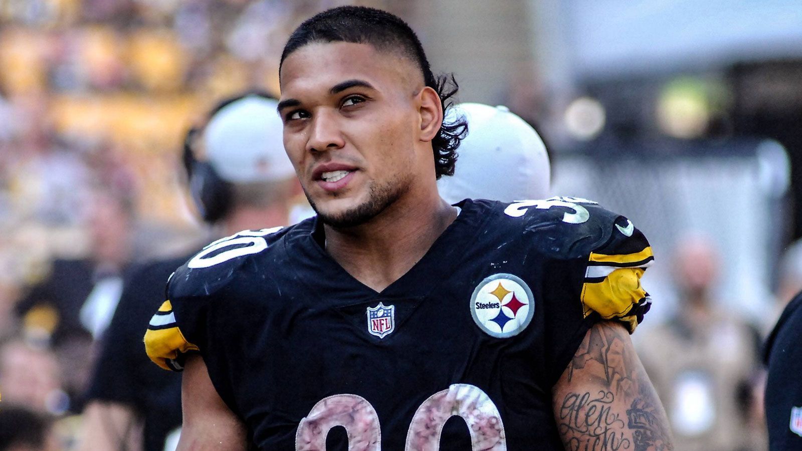 
                <strong>Gewinner: James Conner</strong><br>
                Er bekommt seine Chance als Vertreter von Streikkönig Le'Veon Bell. Und er fängt an, sich unersetzlich zu machen. Bislang war es mit dem Laufspiel der Pittsburgh Steelers so eine Sache. Conner lief gegen die Falcons so, als seien die Probleme nur ein böses Gerücht. 110 Rushing Yards, dazu 75 Receiving Yards, zwei Touchdowns auch noch: Mit dem besten Spiel seiner Karriere führte er die Steelers zu einem 41:17 gegen Atlanta.
              