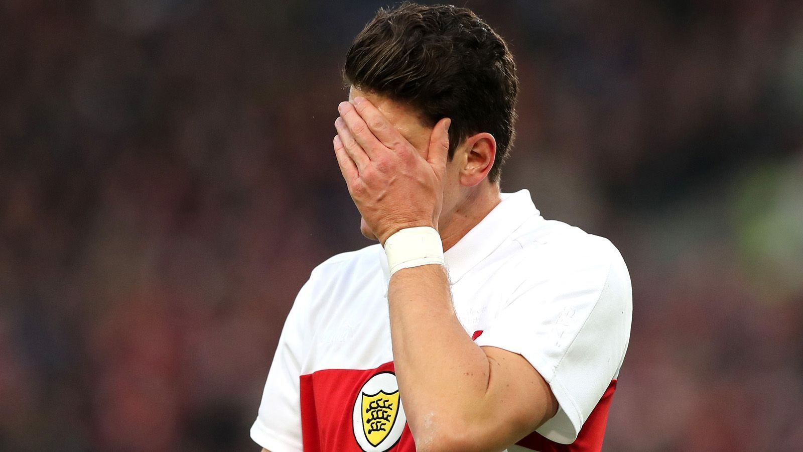 
                <strong>VfB Stuttgart</strong><br>
                Zwölf Tore hat der VfB Stuttgart in der Hinrunde erzielt – die schwächste Offensive der Liga. Für mehr Torgefahr holte der Verein Alexander Esswein von Hertha BSC Berlin auf Leihbasis. Außerdem ist Steven Zuber von der TSG Hoffenheim bis Saisonende ausgeliehen.Ein Coup gelang dem Verein mit Ozan Kabak. Für das 18-jährige Innenverteidiger-Talent von Galatasaray Istanbul soll der VfB die Rekordsumme von elf Millionen Euro gezahlt haben. Die Testspiel-Bilanz in der Vorbereitung macht eher wenig Hoffnung: kein Sieg und fünf Gegentore in zwei Partien.
              