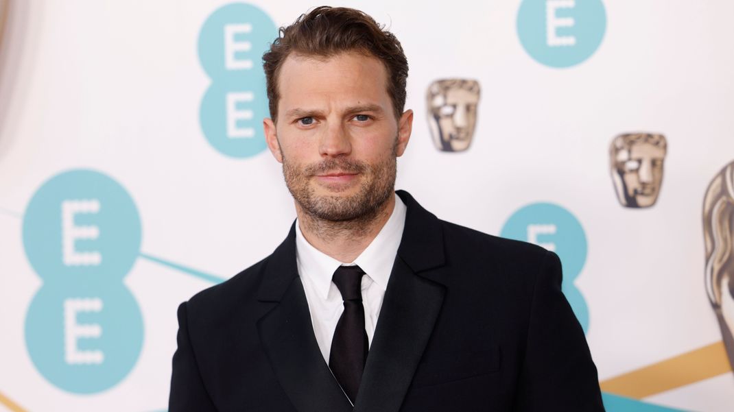 Diesen Urlaub hatte sich Jamie Dornan sicherlich anders vorgestellt:&nbsp; Der Hollywood-Star musste mit Herzinfarkt-Symptomen ins Krankenhaus.