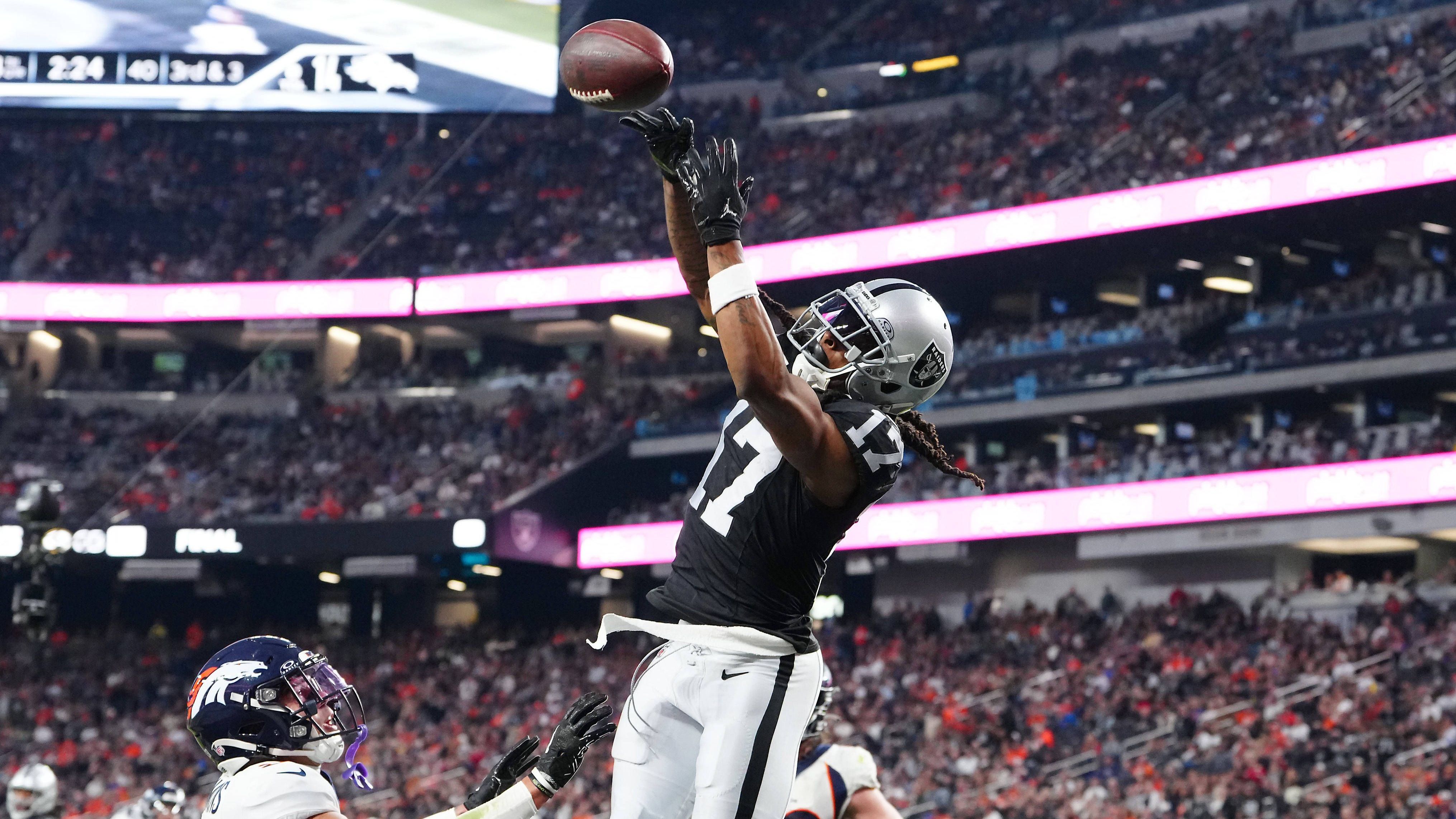 <strong>Platz 8: Las Vegas Raiders</strong><br>Gefangene Yards: 1.865<br>Bester Receiver: Davante Adams (1.144 Yards, 8 Touchdowns)<br>Quarterbacks: Aidan O'Connell (2.218 Yards, 12 Touchdowns, 11 Spiele), Jimmy Garoppolo (1.205 Yards, 7 Touchdowns, 7 Spiele)