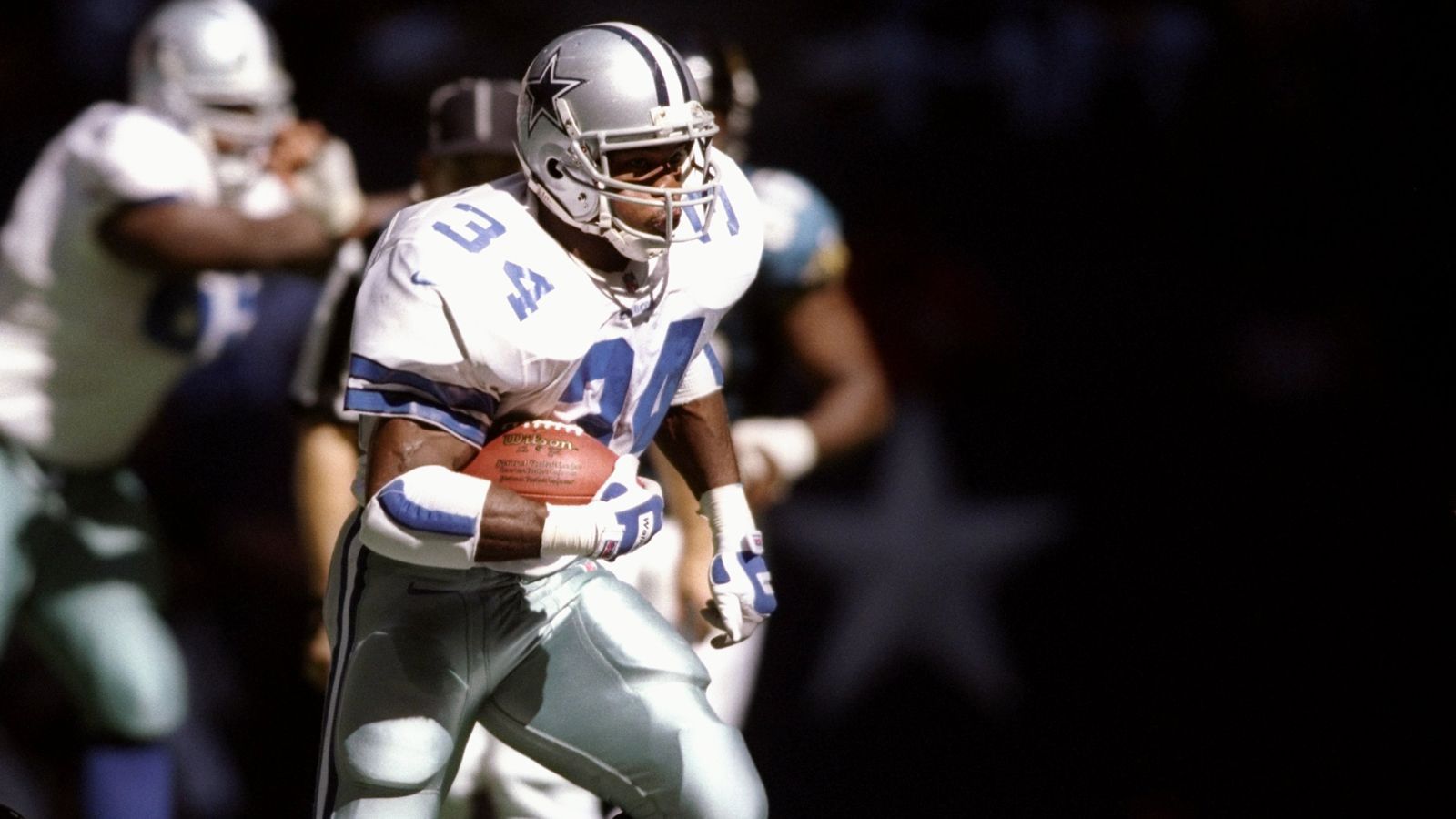 
                <strong>Dallas Cowboys - Herschel Walker</strong><br>
                "Ein Trade, der oft als einer der schlechtesten in der Geschichte der Dallas Cowboys angesehen wird, ist der Trade von Herschel Walker im Jahr 1989. Die Dallas Cowboys tradeten Herschel Walker, einen talentierten Running Back, an die Minnesota Vikings im Austausch für eine Vielzahl von Spielern und Draftpicks. Der Trade beinhaltete unter anderem fünf Spieler und insgesamt acht Draftpicks. Der Trade wurde von vielen als schlecht bewertet, da die Cowboys eine herausragende Leistung von Walker bekamen und im Gegenzug eine große Anzahl von Spielern und Draftpicks erhielten. Die erhaltenen Spieler und Draftpicks konnten jedoch nicht die Produktivität und den Einfluss von Walker ausgleichen. Darüber hinaus nutzten die Minnesota Vikings die erhaltenen Draftpicks, um ihr Team zu verstärken und erreichten in den 1990er Jahren einige erfolgreiche Spielzeiten, während die Cowboys in den nächsten Jahren mit Schwierigkeiten kämpften. Später stellte sich heraus, dass der Trade den Cowboys langfristig zugutekam, da sie die Draftpicks nutzten, um den Grundstein für ihr Team zu legen und eine erfolgreiche Ära in den 1990er Jahren zu starten. Die Trade-Bewertung ist jedoch weiterhin kontrovers, da einige den unmittelbaren Verlust von Walker als einen schlechten Zug betrachten."
              