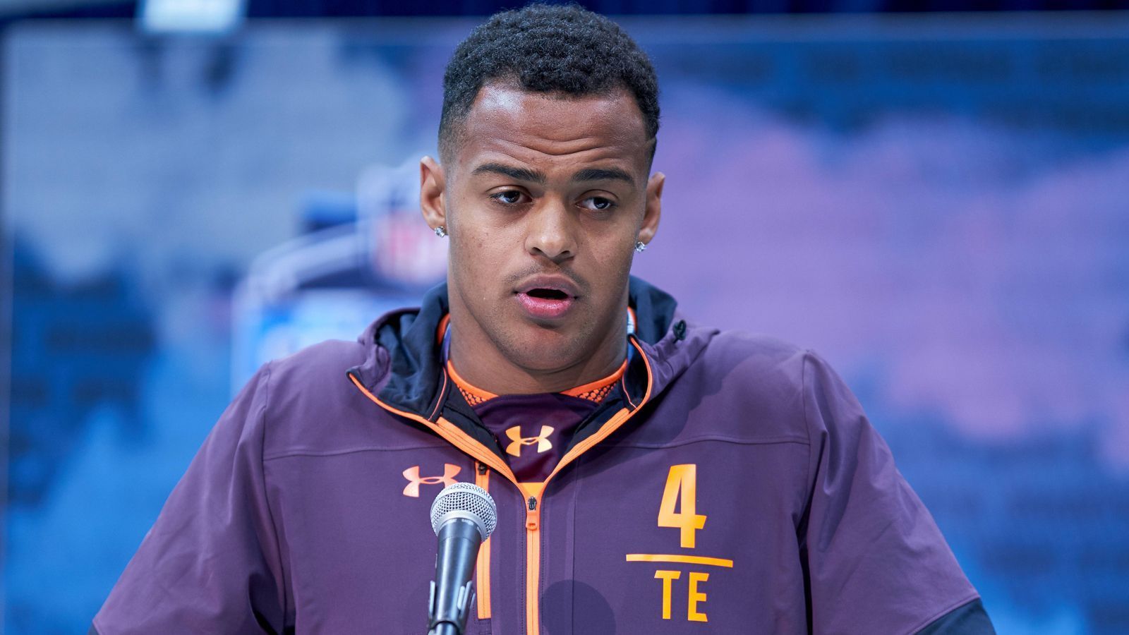 
                <strong>Noah Fant (Iowa) </strong><br>
                Wir bleiben bei den Iowa Hawkeyes: Die Footballmannschaft aus dem Kinnick Stadium stellt im Draft 2019 nämlich gleich zwei Tight Ends, die bereits in der ersten Runde gedraftet werden dürften. Noah Fant hat drei Jahre für seine Universität gespielt, kam 2018 auf 519 Receiving Yards und 7 Touchdowns. Er ist 1,93 Meter groß, 113 Kilogramm schwer und gilt als ein außergewöhnlicher Athlet. Fant hat eine unheimliche Beschleunigung und viel Speed, lief bei der Combine im 40-Yard-Dash die schnellste Zeit (4,50 Sekunden) aller Tight Ends. Allerdings ist er nicht so vielseitig wie sein Mannschaftskamerad Hockenson.
              