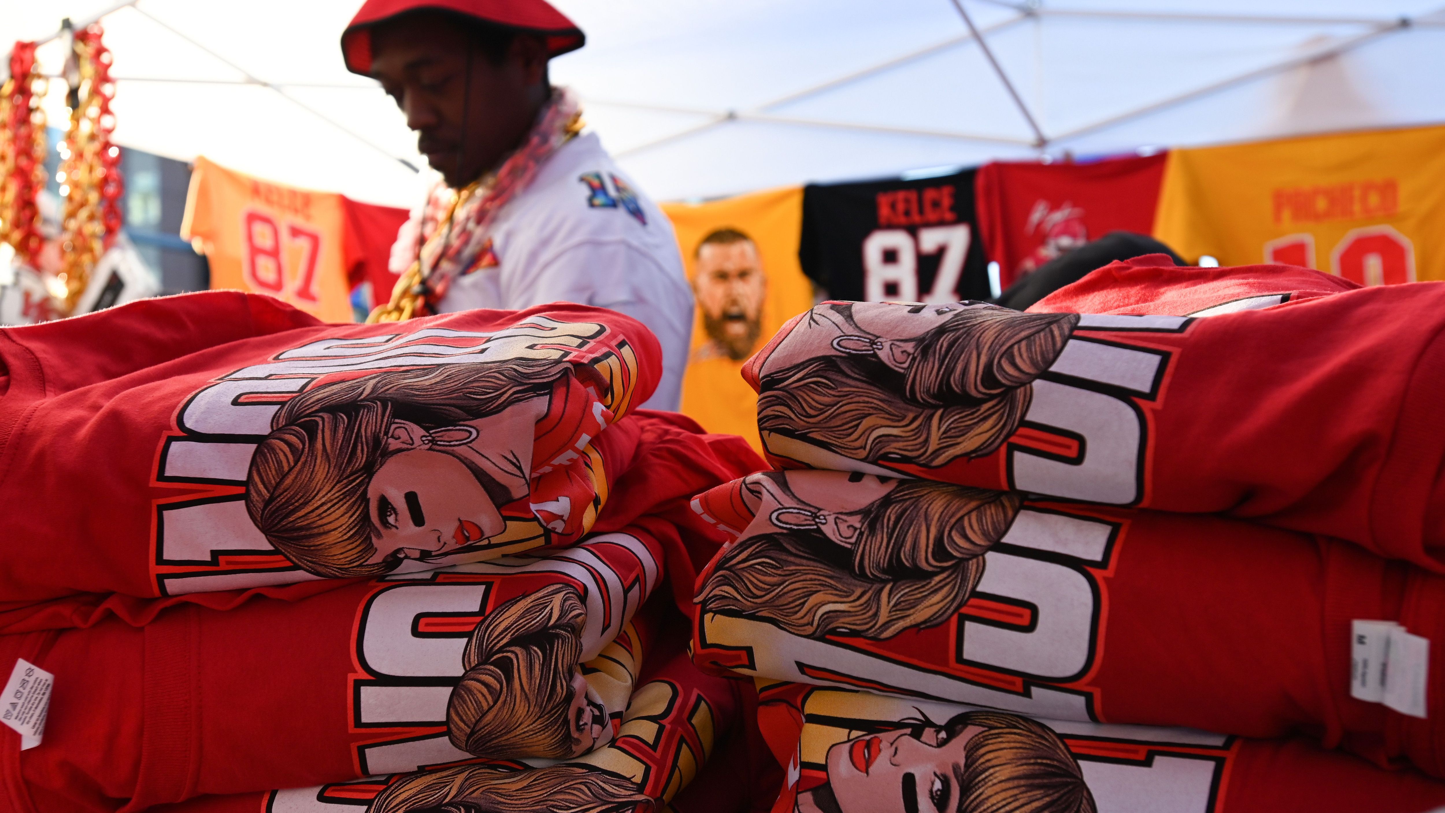 <strong>Superstar nicht bei Parade dabei: Nur Merch von Taylor Swift</strong><br>Während Travis Kelce in Kansas City mit den Fans den erneuten Super-Bowl-Triumph feierte, gab es dessen Freundin Taylor Swift nur auf Merchandising-Artikeln zu sehen. Die Sängerin war zum Zeitpunkt der Parade bereits in Australien.&nbsp;