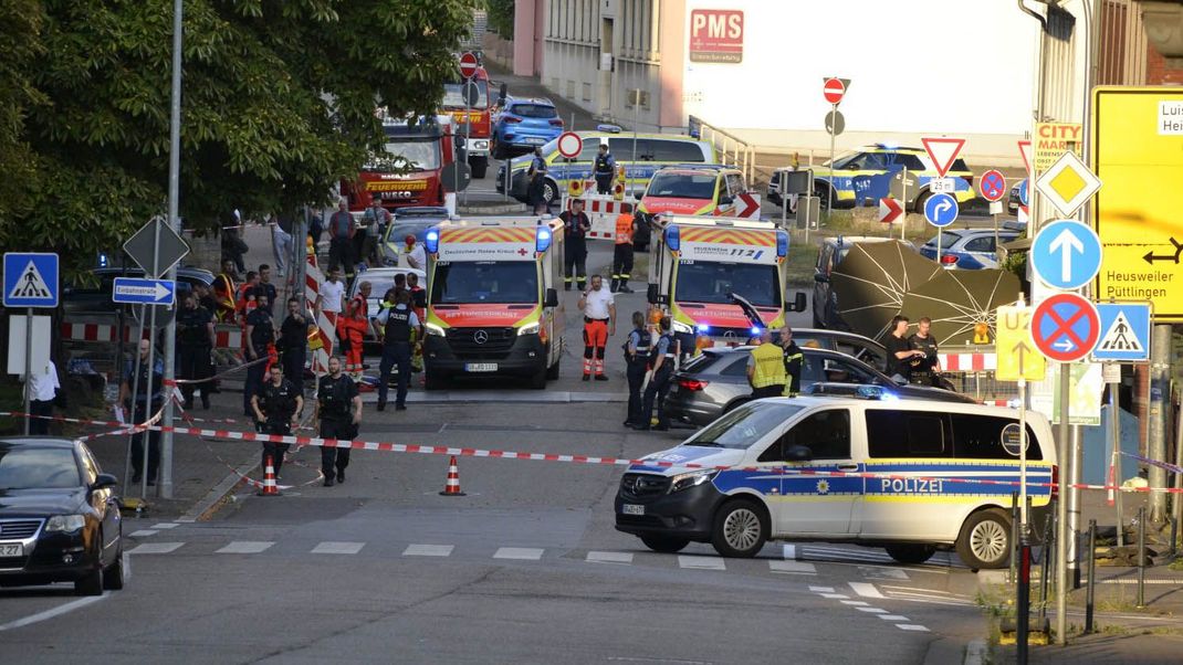 Völklingen: Großeinsatz von Polizei und Rettungskräften in der Völklinger Innenstadt. Als zwei Polizeibeamte einen Tankstellenräuber zu Fuß verfolgen, kam es zu einer tötlichen Auseinandersetzung.