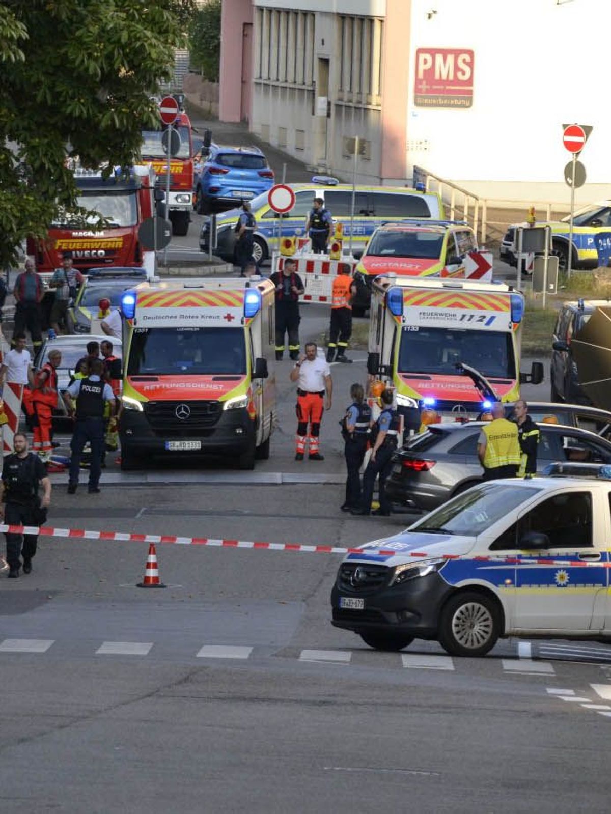 Völklingen: Großeinsatz von Polizei und Rettungskräften in der Völklinger Innenstadt. Als zwei Polizeibeamte einen Tankstellenräuber zu Fuß verfolgen, kam es zu einer tötlichen Auseinandersetzung.