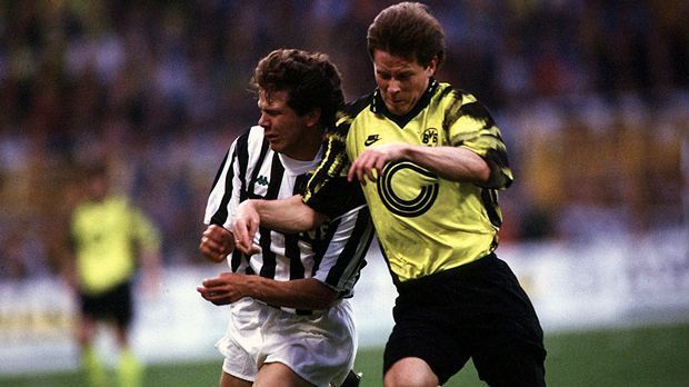 
                <strong>Stefan Reuter</strong><br>
                Zeitgleich mit Kohler verpflichtete Juventus Turin im Sommer 1991 auch noch dessen Weltmeister-Kollegen Stefan Reuter vom FC Bayern. Der heutige Manager des FC Augsburg fand in Turin jedoch keine langfristige Heimat, wechselte nach nur einem Jahr und 36 Einsätzen zurück in die Bundesliga. Der gebürtige Franke heuerte 1992 bei Borussia Dortmund an und verbrachte die darauffolgenden zwölf Spielzeiten durchgehend im Pott. Mit dem BVB gewann Reuter unter anderem drei deutsche Meistertitel und auch die Champions League. 420 Mal lief der heute 51-Jährige für den BVB auf, am Häufigsten unter Trainer Ottmar Hitzfeld. 2004 beendete Reuter seine aktive Laufbahn.
              