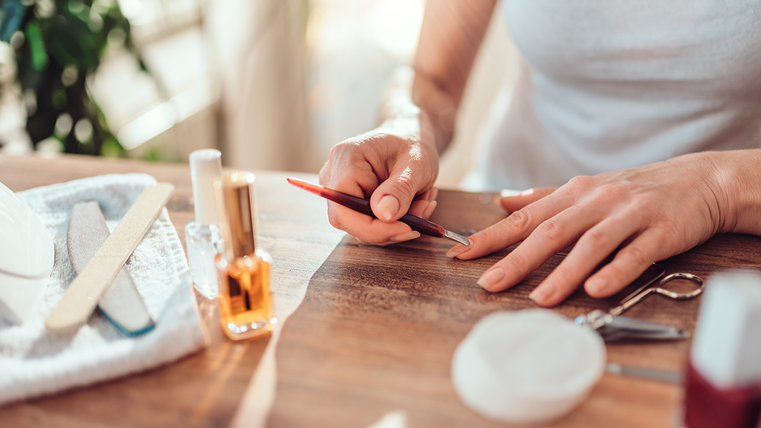 Die Nagelhaut richtig entfernen: Rosenholzstäbchen, Nagelöl und Pferdefüßchen – wir verraten euch die Beauty-Tools, die ihr zum Entfernen überschüssiger Nagelhaut benötigt. 