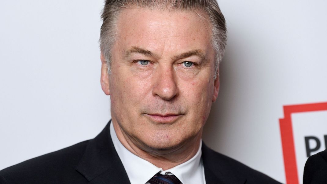 In einem Verfahren wegen fahrlässiger Tötung drohten Alec Baldwin bis zu 18 Monate Haft. Jetzt wurde die Anklage fallen gelassen.