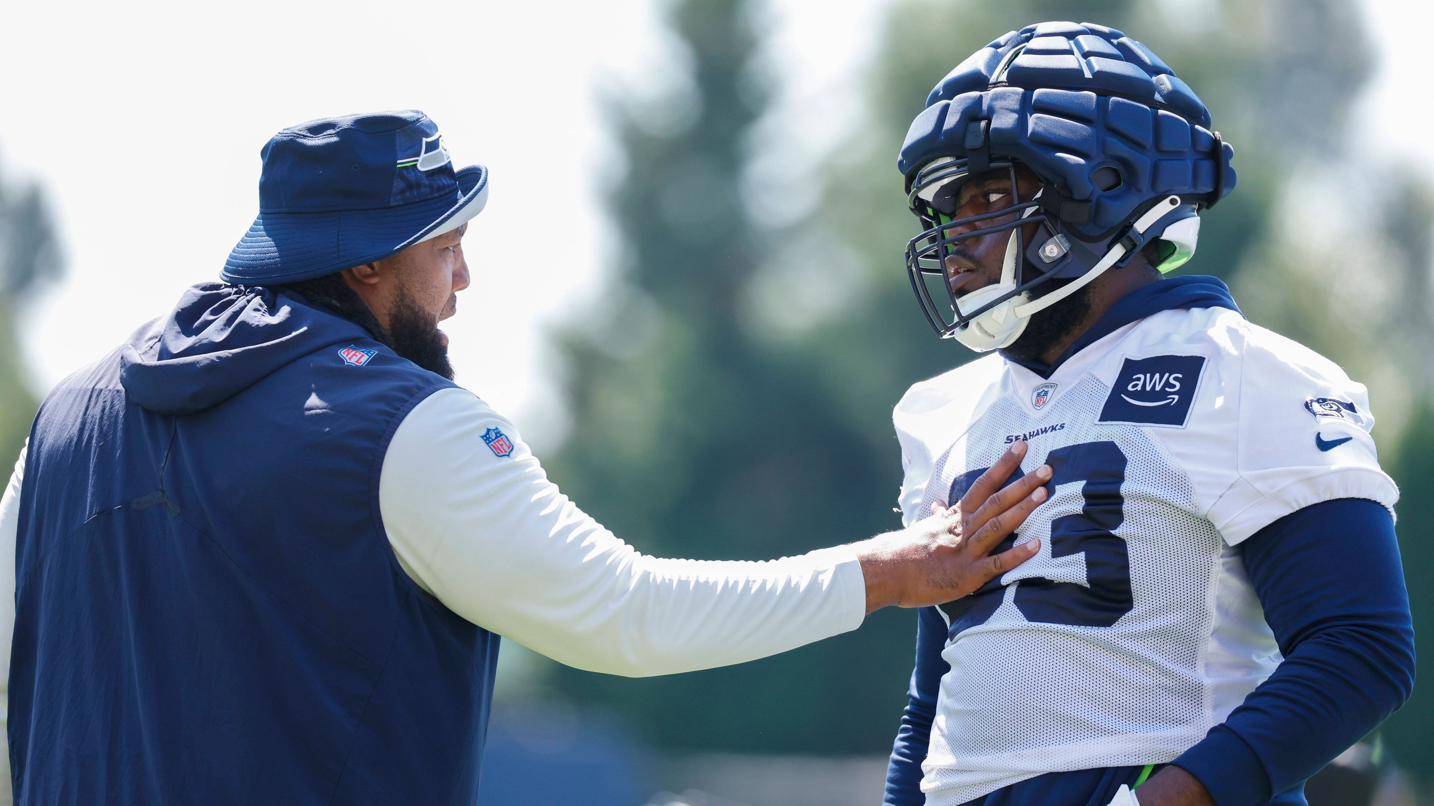 <strong>Seattle Seahawks: Defensive Tackle Dre'Mont Jones</strong><br>Mit Defensive Tackle Dre'Mont Jones (r.) haben die Seahawks eine gravierende Schwachstelle in der Defensive Line adressiet: Seattle gehörte sowohl in der Run Defense als auch im Pass Rush zu den schlechtesten Einheiten der Vorsaison. Jones sollte durch seine dominante Präsenz in der Mitte der D-Line das Niveau der Defense um einiges steigern.