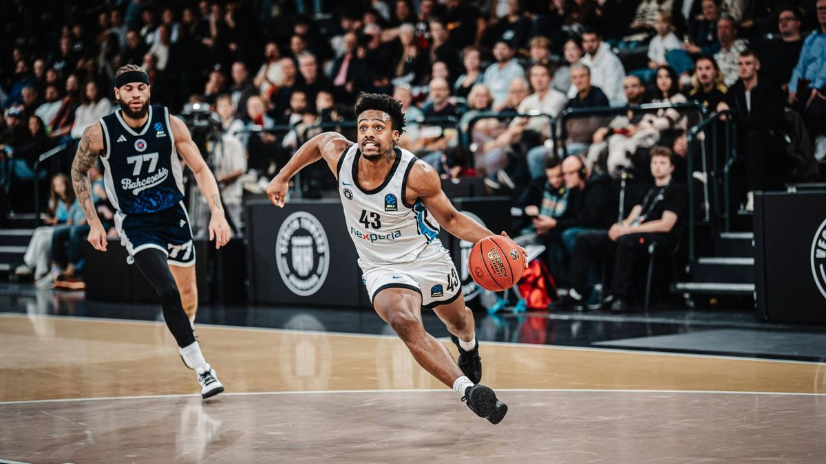 Eric Reed Jr. (r.) kann gehen