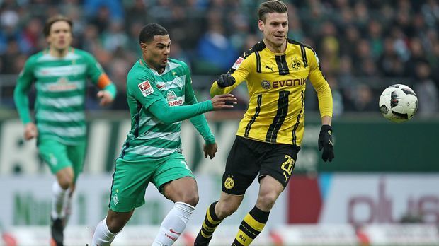 
                <strong>Wechsel zu Borussia Dortmund</strong><br>
                Auch Borussia Dortmund soll sich um den ehemaligen Arsenal-Spieler bemühen, wie die "Bild" Ende April berichtete. Demnach habe der BVB ein Angebot abgegeben. Beim BVB müsste sich der 21-Jährige gegen Stammspieler und Youngster durchsetzen: Auf den Außenbahnen stellen Ousmane Dembele und Marco Reus seine größten Konkurrenten dar. Ein Einsatz im Sturm scheint auch bei einem Abgang von Pierre-Emerick Aubameyang unwahrscheinlich, zumal der BVB in den vergangenen Jahren stets auf einen Torgaranten vertraute. Bei seinem aktuellen Niveau ist Gnabry dies (noch) nicht. 
              