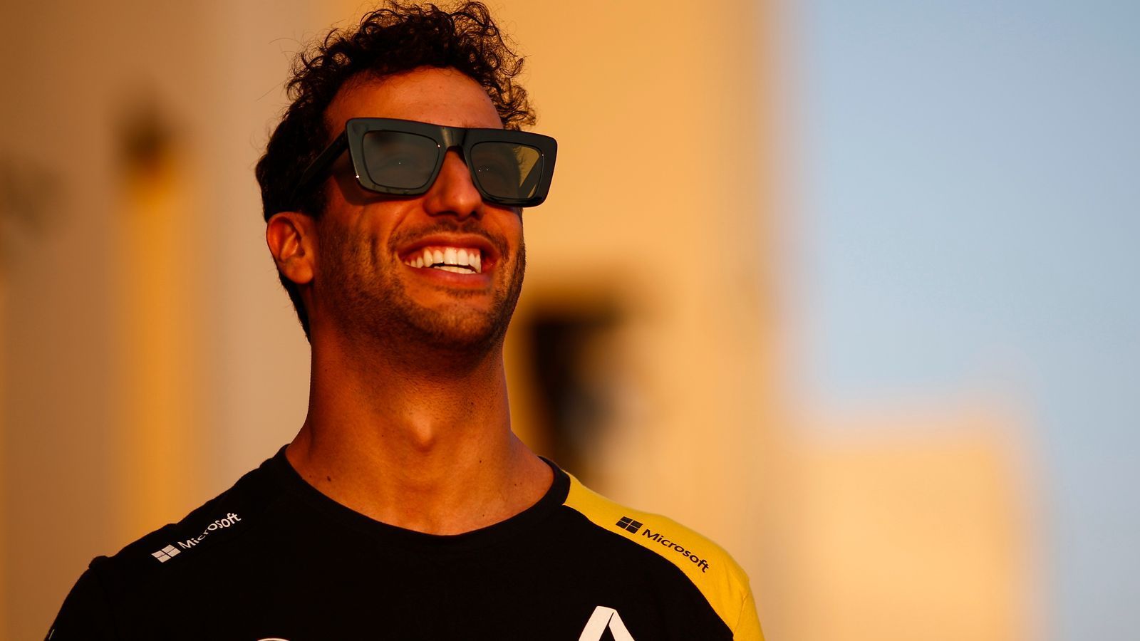 
                <strong>6. Daniel Ricciardo (Renault)</strong><br>
                Dem Gute-Laune-Onkel würde man ein besseres Auto wünschen, damit er mehr Fernsehzeit bekommt. Ist sechs Mal wegen eines Schadens ausgefallen, trotzdem noch auf Platz neun gefahren und hat dabei Nico Hülkenberg ausgestochen. Ob sein Wechsel von Red Bull zu Renault richtig war, kann man angesichts seiner eigenen Ansprüche diskutieren. Der Chef bei den Franzosen ist er trotzdem, auch wenn mit Esteban Ocon jetzt ein Lokalmatador kommt. Bekommt Renault ein besseres Auto hin, haben sie mit dem Australier einen der besten Fahrer im Grid.
              