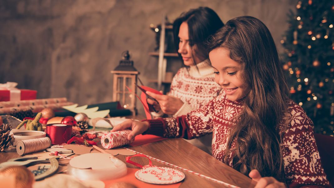 Eine willkommene Abwechslung vom Weihnachtsstress: gemeinsames Basteln für den Weihnachtsbaum.