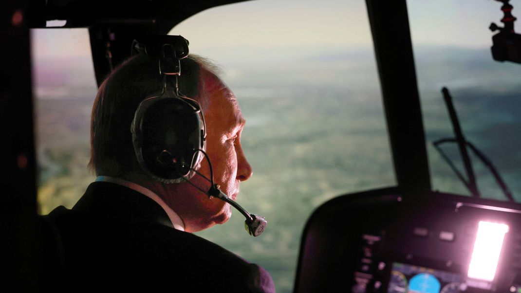 Russlands Machthaber Putin in einem Hubschrauber-Simulator