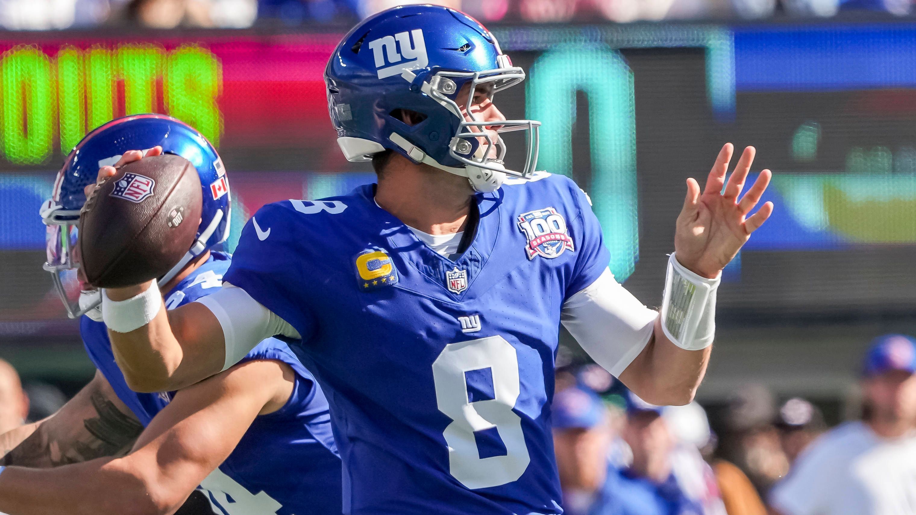 <strong>Platz 26: Daniel Jones (New York Giants)</strong><br>Trotz eines soliden Saisonstarts zeigt Daniel Jones' Formkurve aktuell wieder nach unten. Das bewies auch das Spiel gegen die Eagles. Jones war kein Faktor und schaffte nur 99 Yards und keinen Touchdown. Immerhin warf er auch keine Interception. Davon können sich die Giants aber auch nichts kaufen. Jedoch stand er auch mächtig unter Druck und musste sieben Sacks hinnehmen.