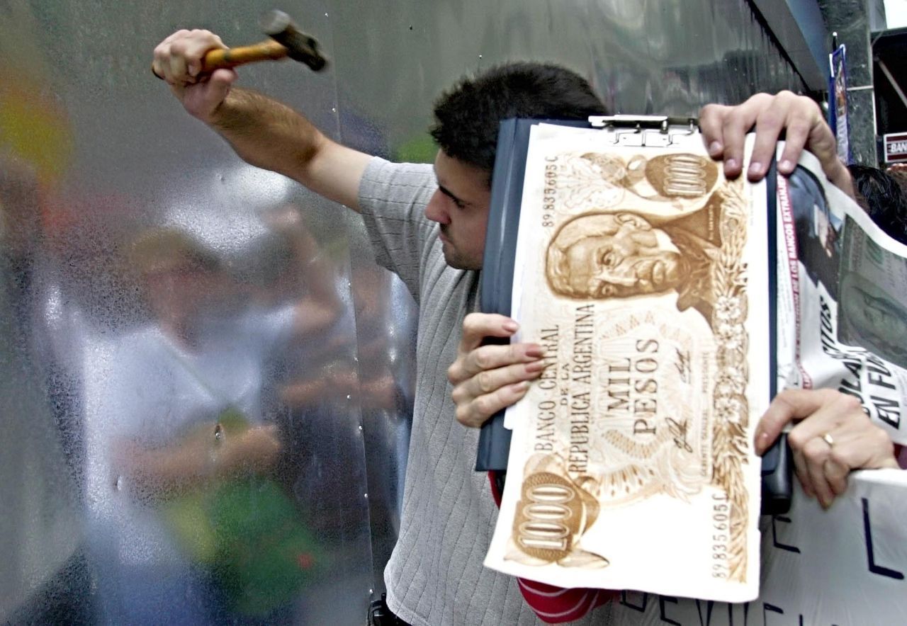 Im Jahr 2002 kollabierte in Argentinien das Finanzsystem, weil der Staat mit einer Schuldenquote von 92 Prozent zahlungsunfähig geworden war. Infolge der "Argentinien-Krise" brach Chaos in dem südamerikanischen Land aus: Die Menschen streikten und plünderten Supermärkte, es kam zu Schießereien mit der Miliz, Banken wurden überrannt.