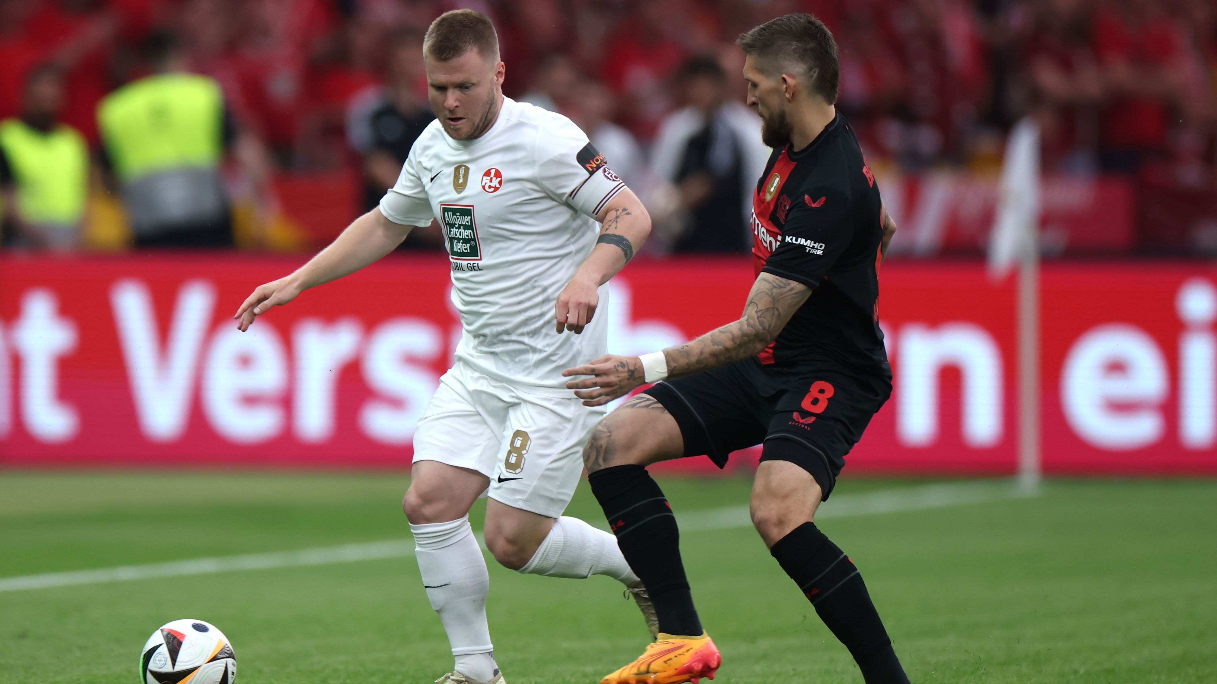 <strong>Jean Zimmer (1. FC Kaiserslautern)</strong><br>Hat klare Tempodefizite in den Laufduellen offensiv und defensiv. Sieht mehrfach schlecht aus, wenn Leverkusen über seine Seite angreift. Auch er atmet tief durch, als Lautern in Überzahl ist. Kann dann offensiv ein paar Akzente mehr setzen und ist auch defensiv deutlich stabiler als in den ersten Minuten der Partie. <strong><em>ran</em></strong>-Note: 3.