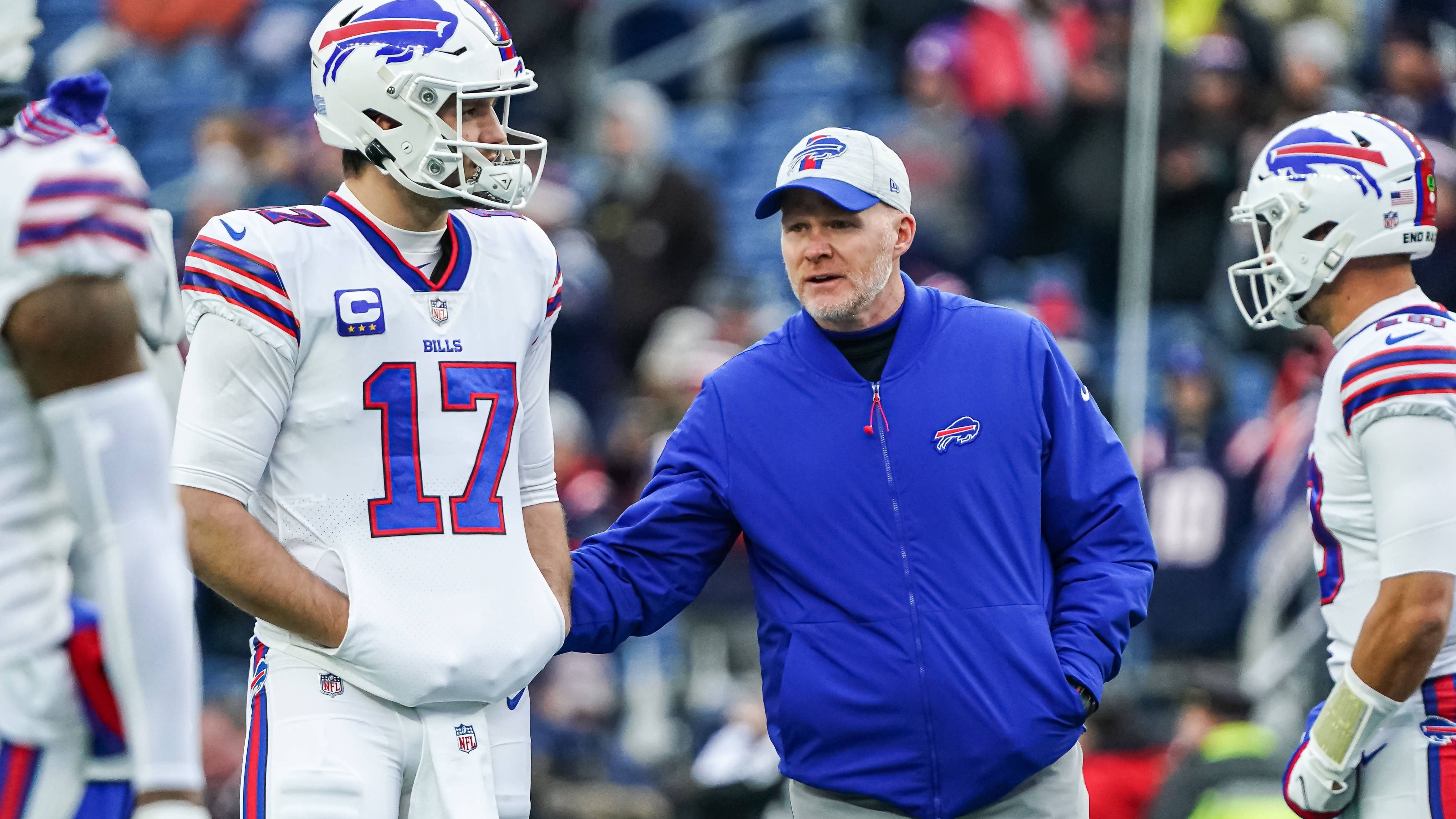 <strong>Buffalo Bills: Kaderumbau im Eiltempo</strong><br>Mittwoch, der 6. März 2024, wird in die Geschichtsbücher der Buffalo Bills eingehen. An diesem Tag drehte die Franchise den eigenen Roster im Eiltempo auf Links und schaufelte durch diverse Entlassungen von langjährigen Stars reichlich Cap Space frei. Ein Defense-Star strukturierte zudem seinen Vertrag um und kleinere franchise-freundliche Deals wurden abgeschlossen. <strong><em>ran</em></strong> gibt eine Übersicht.
