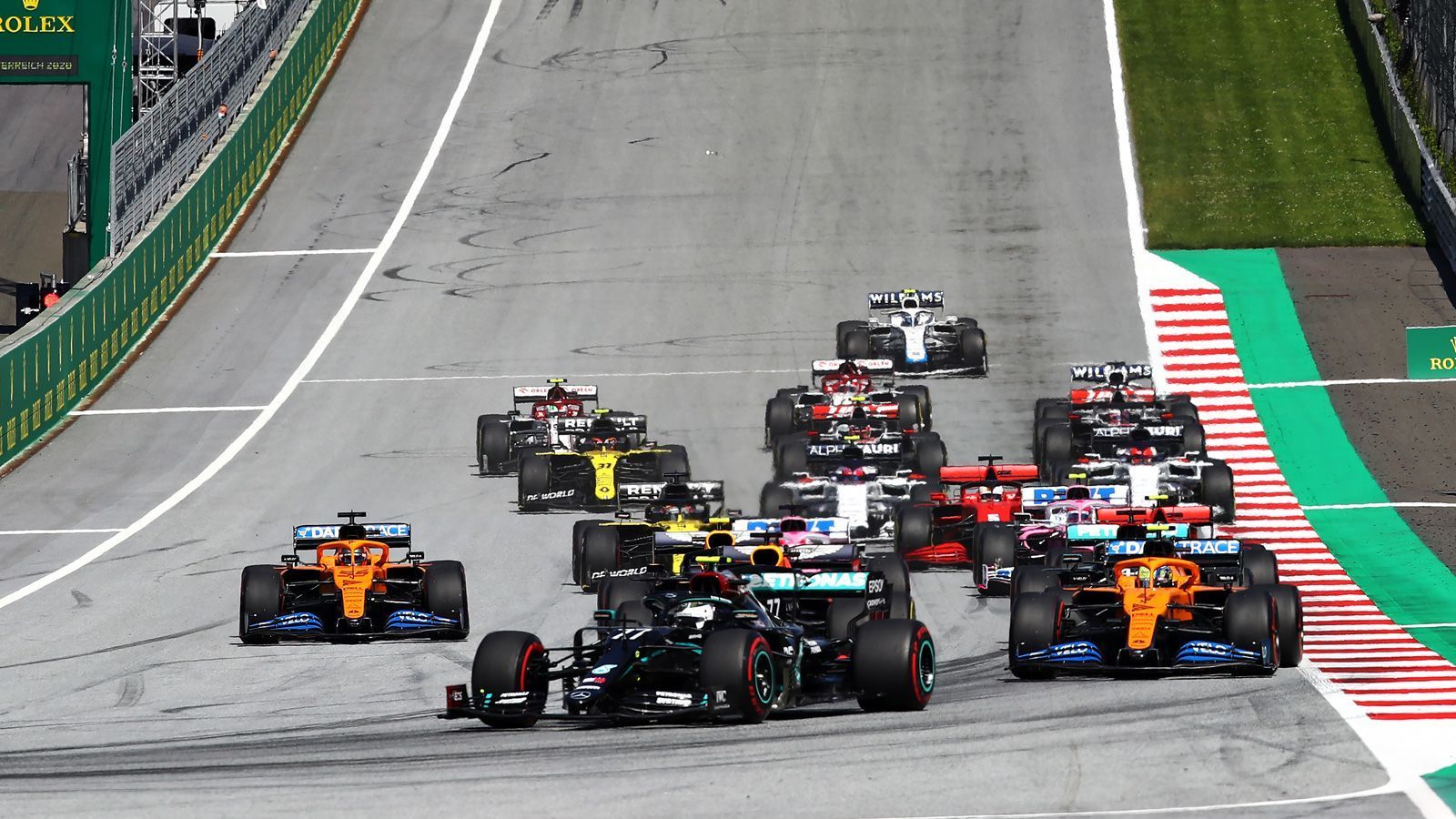 
                <strong>Das bedeutet das Comeback für die Formel 1</strong><br>
                Mit Fernando Alonso hat die Formel 1 eines ihrer beliebtesten Gesichter zurück. Der Spanier steht für fahrerische Klasse, Kompromisslosigkeit und Unterhaltung auf und neben der Strecke. In Sachen Fan-Gefolgschaft an den Strecken kann ihn wohl nur Max Verstappen toppen. Und: Alonso könnte der Serie das verlorene Jahr 2021 retten: Nach der Verschiebung der Regelrevolution auf 2022 dürfte auch die kommende Saison von Mercedes dominiert werden. Alonso wäre dann ein willkommener Farbtupfer im Feld abseits des tristen, silbernen Alltags an der Spitze. Und ganz nebenbei festigt das Alonso-Comeback das Selbstbild der Formel 1: Nach den Ausflügen in die Motorsport-Serien der Welt zieht es den verlorenen Sohn letztlich doch wieder in die Königsklasse.
              