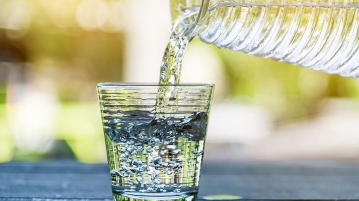 Wasser trinken zum Abnehmen – darauf kommt es an