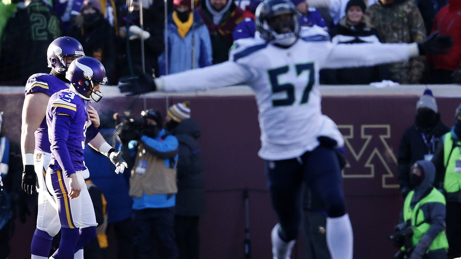 
                <strong>Seattle Seahawks @ Minnesota Vikings (10:9, 10. Januar 2016, NFC Wild Card Round)</strong><br>
                Das Duell lebte von der Spannung, denn nur ein Seahawks-Angriff fand den Weg in die Endzone. Die Gastgeber standen allein dank Kicker Blair Walsh auf das Scoreboard. Doch im letzten Drive unterlief dem Kicker ein fataler Fehler. Anstatt das Ei aus 27 Yards - übrigens die zweitkürzeste Distanz seiner vier Versuche - zum siegbringenden Field Goal zwischen die Stangen zu befördern, setzte er das Spielgerät daneben. Die Vikings sind raus. Walsh fand nie wieder zu seiner Sicherheit und wurde im Laufe der Regular Season 2016 von seinem Arbeitgeber gekickt.
              