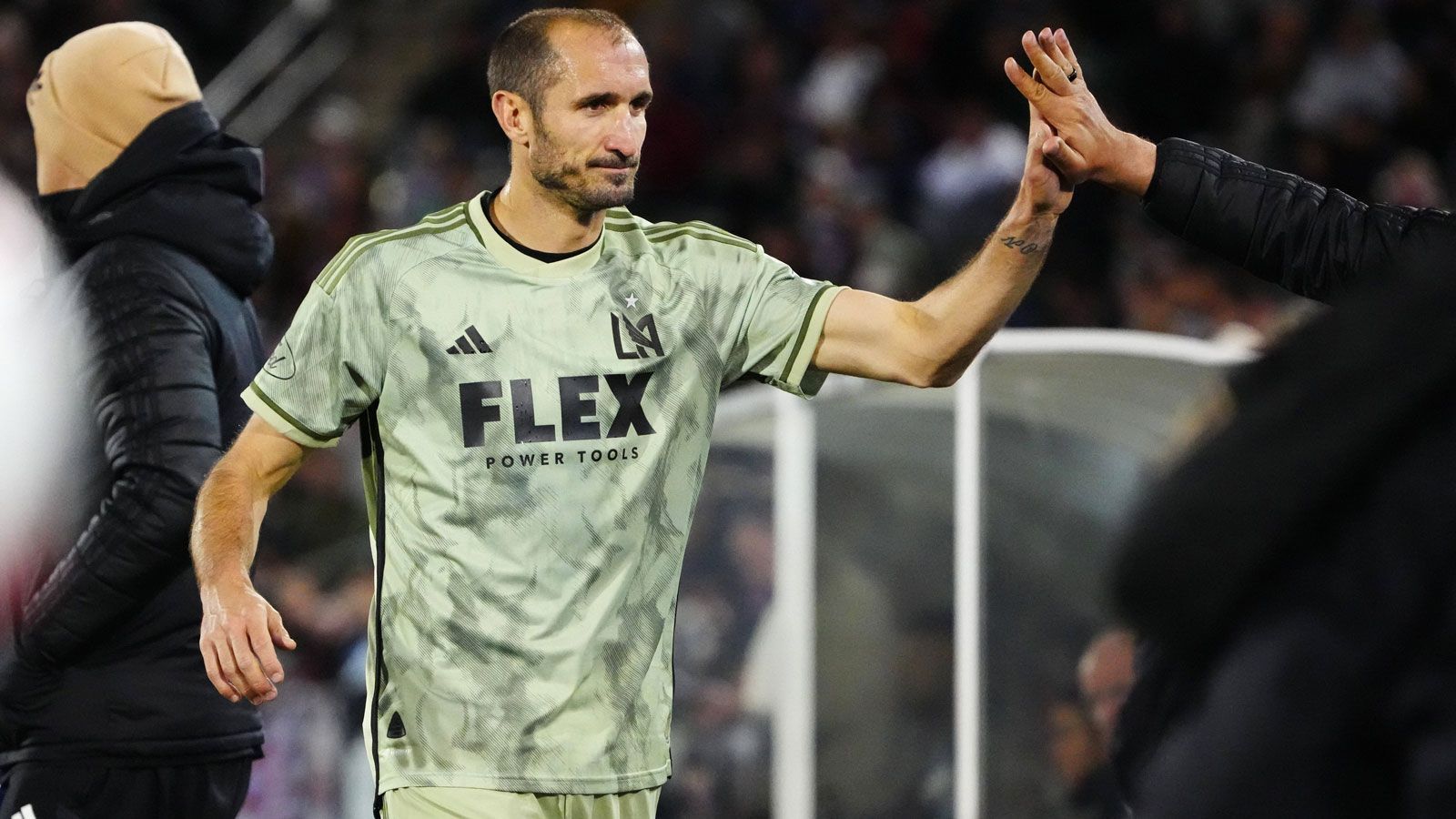 
                <strong>Giorgio Chiellini (Los Angeles FC)</strong><br>
                Abwehrrecke Giorgio Chiellini verließ Juventus Turin im Juli 2022 nach 18 erfolgreichen Jahren und lässt seine Laufbahn seitdem in den USA ausklingen. "Ich brauche eine Erfahrung im Ausland, um mein Fußball-Abenteuer allmählich zu beenden und mich auf meine Zukunft vorzubereiten. Das ist etwas, das mich schon seit Jahren beschäftigt", sagte Chiellini einst dem italienischen Radiosender "Rai Uno". In Los Angeles will der amtierende Europameister laut eigener Aussage auch schon ins Management des Vereins Einblick nehmen, um sich auf eine mögliche Aufgabe nach dem Karriereende in diesem Bereich vorzubereiten. Trainer beim LAFC ist Hannover-Legende Steven Cherundolo.
              