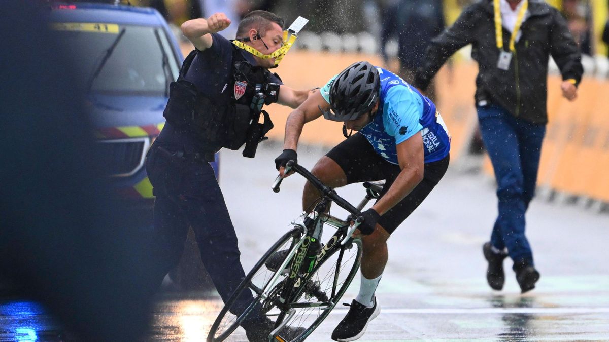 Tour de France 2025 Stage 17 VALENCE, FRANCE - JULY 23 : A streaker stopped by the security during stage 17 of the 112th edition of Tour de France an UCI World Tour 2.UWT cycling road race stage fo...