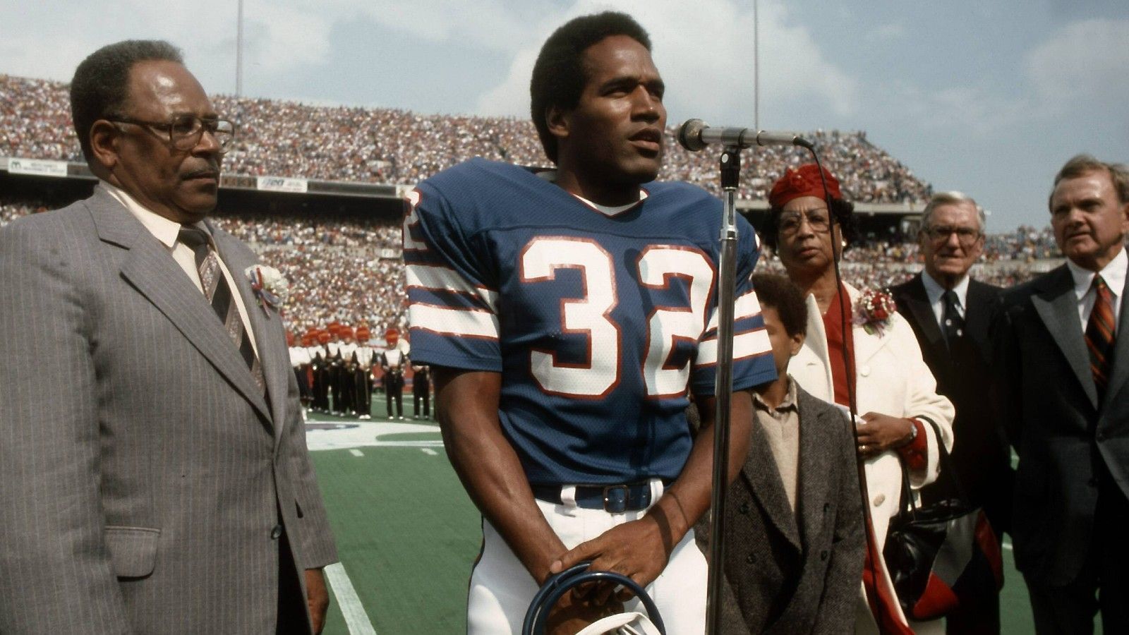 
                <strong>Buffalo Bills: O.J. Simpson</strong><br>
                &#x2022; Rushing Yards: 2.003<br>&#x2022; Saison: 1973<br>Zu dieser Zeit wurden in der Regular Season nur 14 Spiele absolviert, macht also 143,1 Yards durchschnittlich pro Spiel. Niemand im Klub der Spieler mit mehr als 2.000 Rushing Yards pro Saison hat einen höheren Durchschnitt.
              