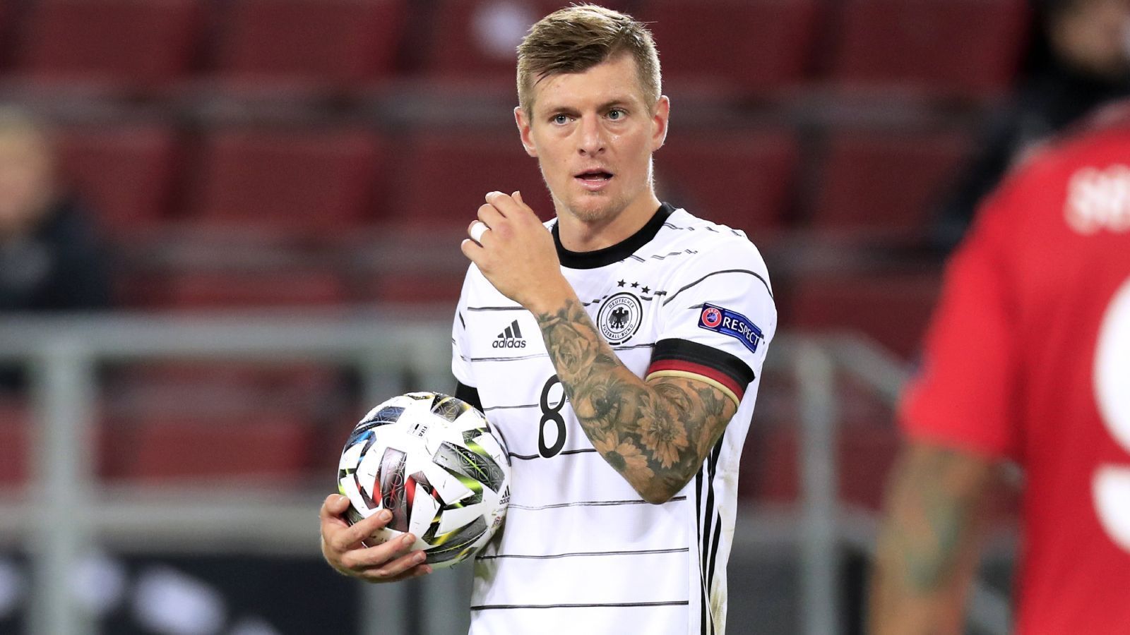 
                <strong>Mittelfeld: Toni Kroos (Real Madrid)</strong><br>
                Die Kritiker werden erzürnt aufspringen und sich fragen, was "Querpass-Toni" im deutschen EM-Kader zu suchen hat. Doch mal ehrlich, Toni Kroos verfügt über unglaubliche Fähigkeiten im Passspiel und liest das Geschehen auf dem Platz wie kein Zweiter. Ja, er ist vielleicht nicht der schnellste und auch nicht der zweikampfstärkste Mittelfeldspieler. Doch vor allem gegen tiefstehende Gegner können seine langen Bälle hinter die Kette zur Waffe werden, von seiner internationalen Erfahrung ganz zu schweigen - klare Nummer, Kroos gehört in den Kader. In puncto erste Elf lasse ich aber mit mir reden, dort sehe ich derzeit eher die drei zuvor genannten Spieler.
              