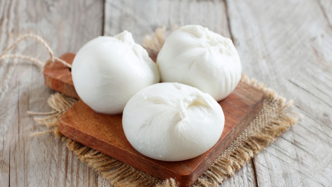 Der italienische Burrata ähnelt optisch sehr dem klassischen Mozzarella. Sein Geschmack ist allerdings anders - wie du ihn richtig kombinierst, erfährst du hier.