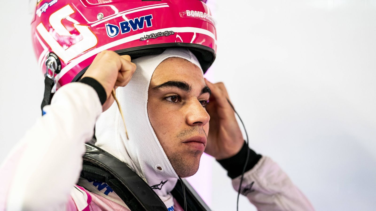 
                <strong>Lance Stroll (Racing Point)</strong><br>
                "Du musst das Feld durch Kostendeckel einheitlicher bekommen. Das macht es spannender. Das siehst du auch in der NFL oder so. Dort ist es besser gedeckelt und gemanagt. Das bringt spannenderen Wettbewerb. Es wäre toll, das auch in der Formel 1 zu sehen. Statt ein oder zwei Sekunden zwischen dem einen Teil des Feldes und dem anderen, wäre eine Zehntel besser."
              