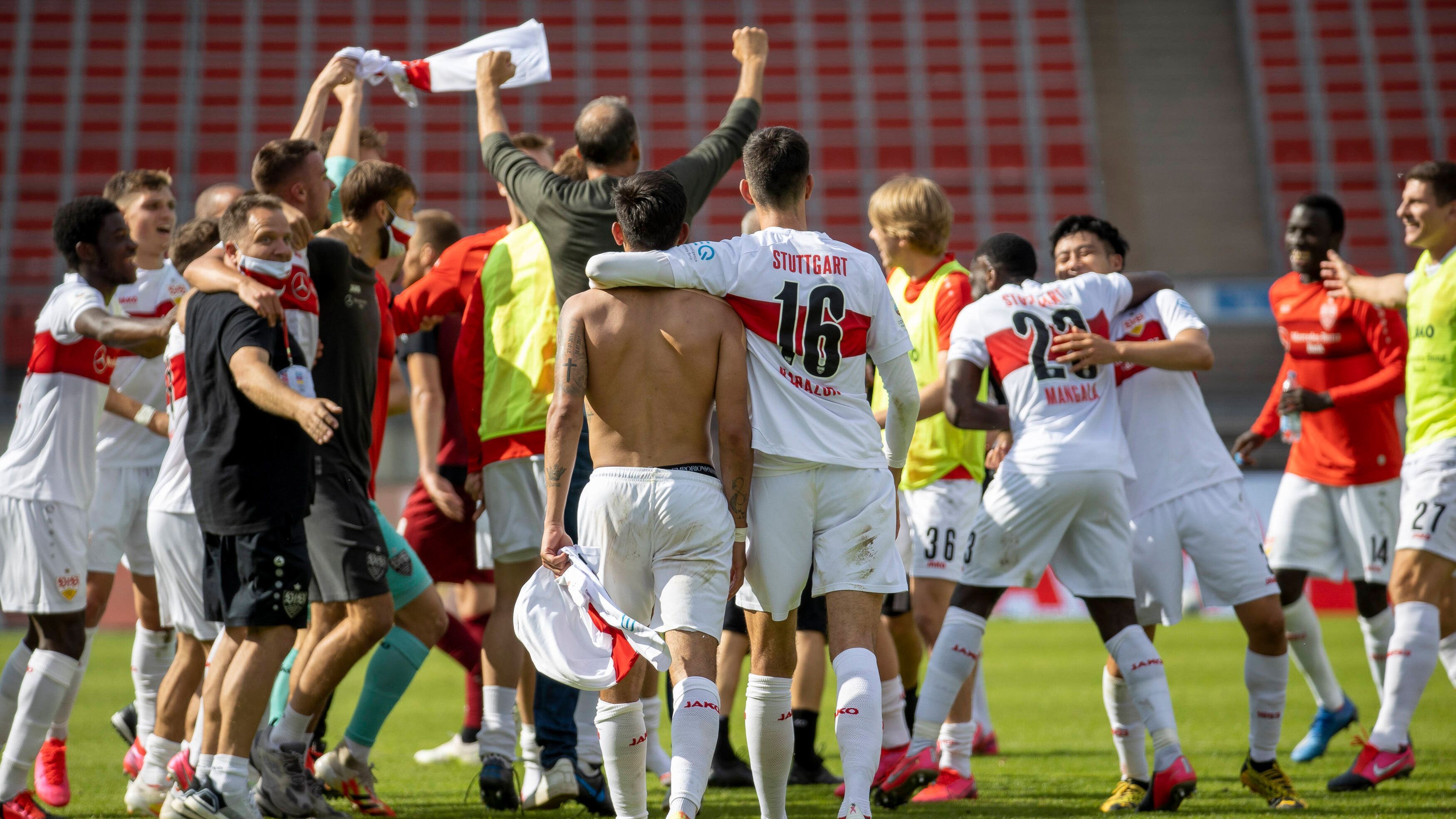 
                <strong>2018/19: VfB Stuttgart</strong><br>
                Zwei Jahre nach dem Wiederaufstieg ging es für die Schwaben wieder zurück in die Zweitklassigkeit. Nach einem guten Saisonstart musste der in die Kritik geratene Tim Walter im Dezember 2019 gehen, bis zur Corona-Pause konnte Neu-Trainer Pellegrino Matarazzo die Mannschaft wieder an die Spitze heranführen. Danach kämpfte sich das stark verjüngte Team mit durchwachsenen Leistungen durch die restliche Saison und musste letztlich doch bis zum Ende zittern. Am 34. Spieltag konnten die Stuttgarter jedoch die Rückkehr in das Oberhaus bejubeln – mit zehn Punkten Rückstand wurde die Meisterschaft aber deutlich verpasst.  
              