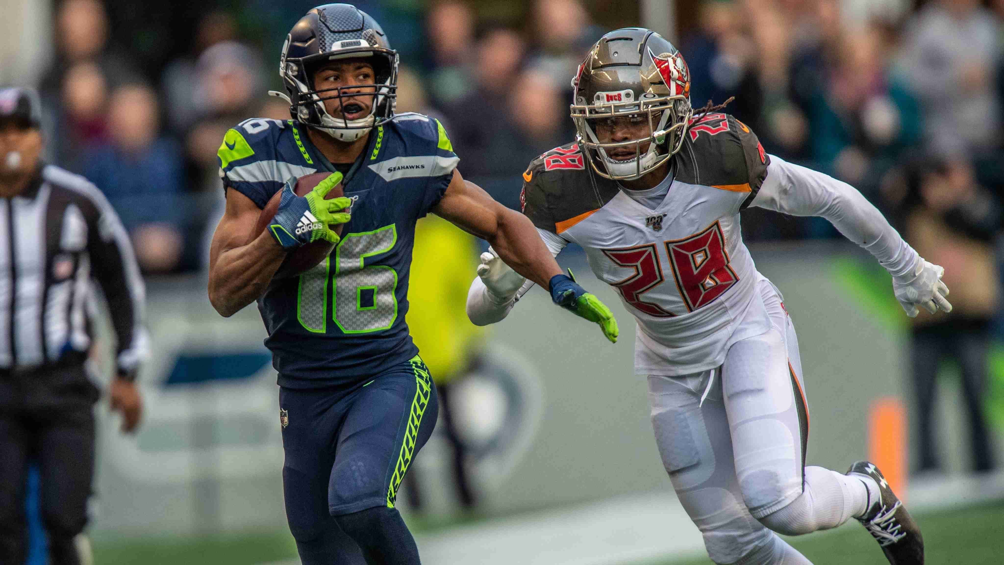 
                <strong>Tyler Lockett (Seattle Seahawks)</strong><br>
                Wenn man die Playoffs mit einbezieht, hat kein Receiver in der vergangenen Saison mehr Touchdowns aus dem Slot gefangen als Tyler Lockett. Ganze sechs Mal ließ er die Seahawks durch die Mitte jubeln, während er nebenbei 901 Receiving-Yards von dieser Position auflegte - ebenfalls NFL-Bestwert. Der große Trumpf von Lockett? Das fast blinde Verständnis mit Quarterback Russell Wilson, was sich auch im Passer Rating von 122.9 von Wilson zeigt, wenn er Lockett im Slot angeworfen hat. Von der Fähigkeit, auch auf kleinstem Raum sich vom Verteidiger lösen zu können und eine Anspielmöglichkeit für Wilson zu werden, profitiert Lockett besonders wenn er in der Mitte aufgestellt ist. Mit D.K. Metcalf auf der Außenbahn, wird er auch in der kommenden Saison im Slot als absolute Waffe der Seahawks eingesetzt werden. 
              