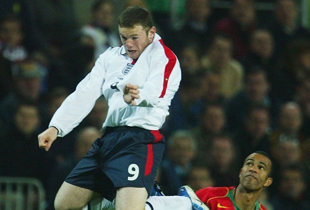 
                <strong>2004</strong><br>
                Flying high. Bei der Europameisterschaft 2004 erzielt Rooney in vier Spielen vier Tore, scheidet jedoch bereits im Viertelfinale gegen Portugal aus.
              