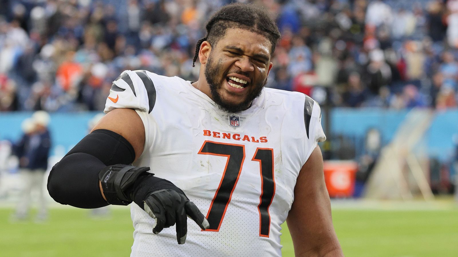 
                <strong>Offensive Tackle (rechts): La'el Collins (Cincinnati Bengals)</strong><br>
                Vertragsvolumen: 21 Millionen US-DollarDavon Grundgehalt in 2023: 4,5 Millionen US-DollarVerzwackte Situation bei Collins. Vor seiner Kreuzbandverletzung in den Playoffs in 2023 spielte er als Right Tackle eine gute Saison. Doch nachdem die Bengals Orlando Brown von den Chiefs als Left Tackle verpflichteten, kann es sein, dass Jonah Williams von der linken auf die rechte Seite wechselt. Da niemand weiß, wie fit Collins von dieser schweren Verletzung zurückkommt, ist ein Cut-Kandidat. Und das, obwohl sein Vertrag insgesamt nicht mit seiner Leistung übereinstimmt. Er könnte mehr von anderen Teams bekommen, die Bengals können sich ein höheres Gehalt für ihn kaum leisten. Eventuell findet er nach einer guten Reha ein anderes Thema, welches ihn gebührend bezahlt.
              