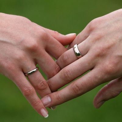 Wer sich für einen Doppelnamen entscheidet, soll künftig nicht mehr zum Einfügen eines Bindestrichs gezwungen werden. Diese und weitere Änderungen sieht der Entwurf für das neue Namensrecht vor.