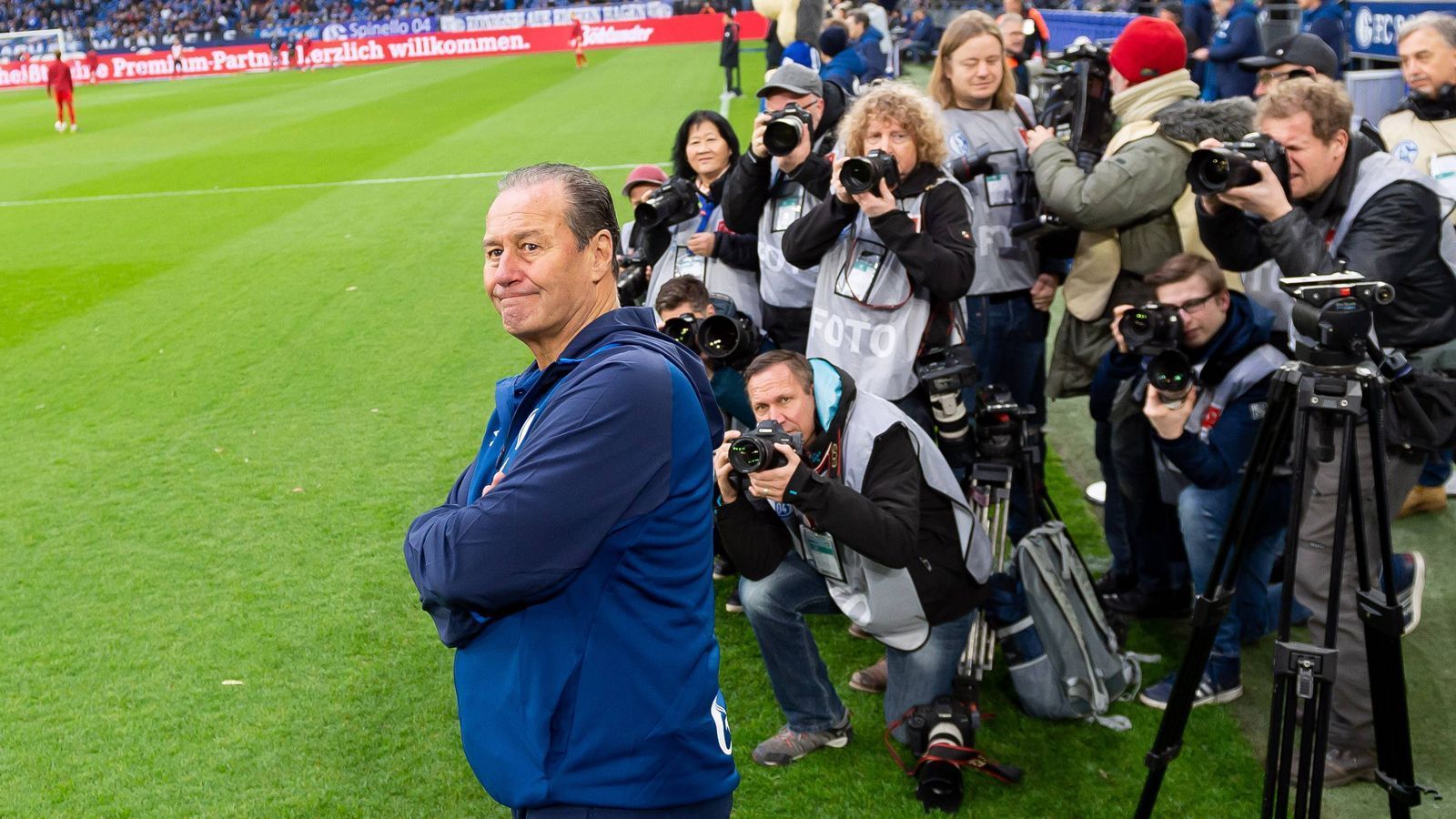 
                <strong>FC Schalke 04: So lief Spiel eins nach Tedesco</strong><br>
                Er ist wieder da! Huub Stevens kehrte nach dem Rauswurf von Trainer Domenico Tedesco auf die Trainerbank beim FC Schalke 04 zurück und hatte es bei seinem Debüt als verantwortlicher Übergangstrainer bis zum Saisonende gleich mit dem Spitzenteam RB Leipzig zu tun. ran.de zeigt, wie Spiel eins nach Tedesco verlief.
              