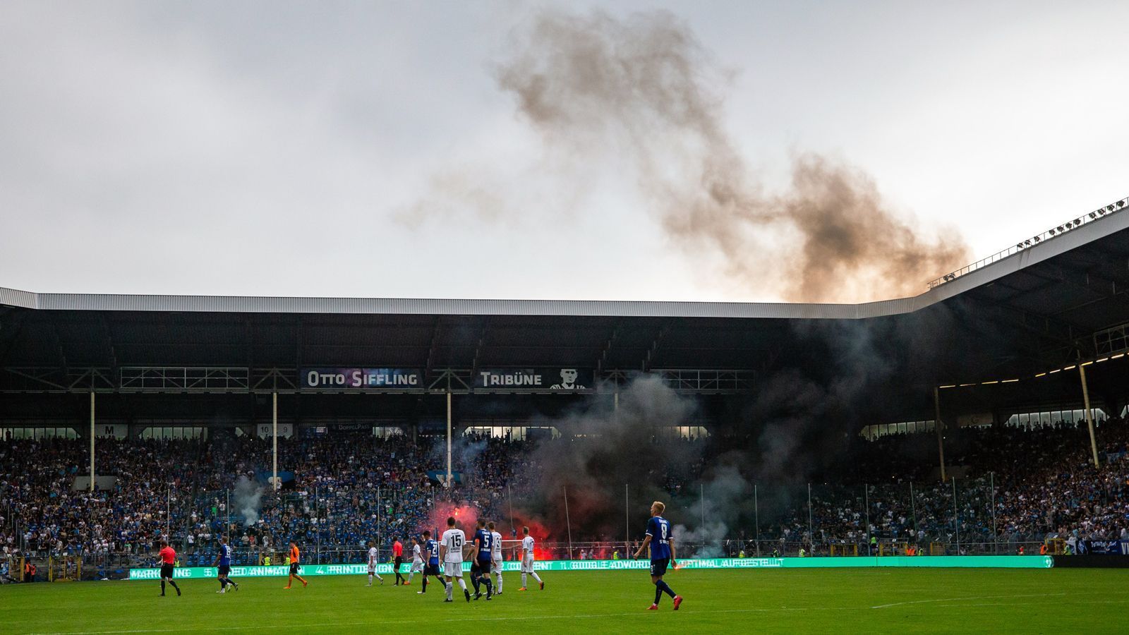 
                <strong>Drittliga-Relegation: Die Schande von Mannheim</strong><br>
                Bis gut zehn Minuten vor dem Ende führte der KFC Uerdingen in Mannheim mit 2:1 und war damit nach dem 1:0-Erfolg im Hinspiel sportlich auf dem besten Weg, in die 3. Liga aufzusteigen, dann nahmen die Ausschreitungen ihren Lauf. 
              