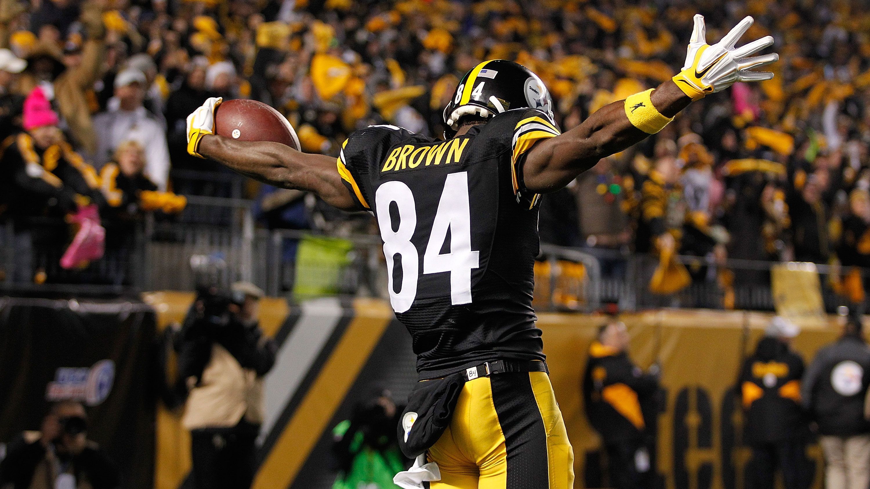 
                <strong>4. Antonio Brown</strong><br>
                Yards: 1.834 -Catches: 136 -Team: Pittsburgh Steelers -Saison: 2015
              
