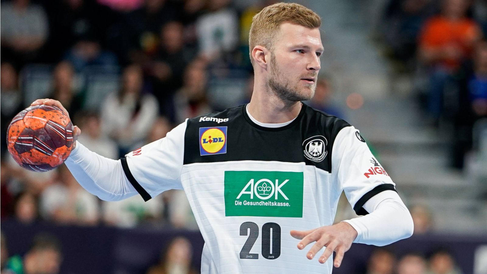 
                <strong>Philipp Weber (DHfK Leipzig) </strong><br>
                Auch Weber ist im linken Rückraum zu Hause und zählt dort bei seinem Klub DHfK Leipzig zu den Schlüsselspielern. In der DHB-Auswahl ist das anders, dort haben zumeist noch andere Spieler die Nase vorne. Doch der 27-Jährige könnte bei der EM vom Bundestrainer Einsätze im Zentrum bekommen und so eine vakante Position im Team ausfüllen. Seine Variabilität könnte Weber dabei zu Gute kommen.
              