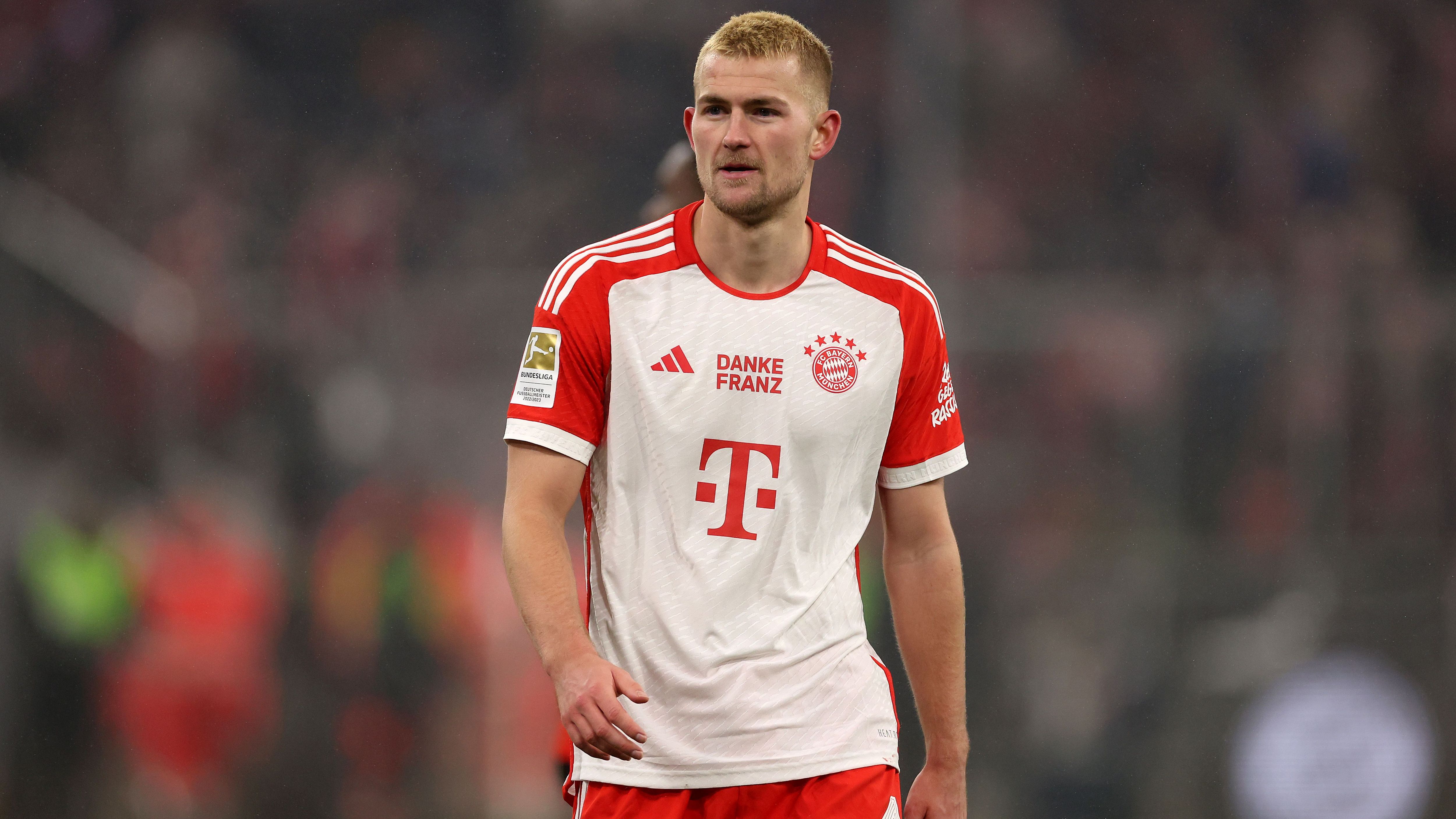 <strong>Matthijs de Ligt</strong><br>Der Niederländer gehörte in der laufenden Saison auch schon mehre Male zu den Spielern, die Coach Thomas Tuchel nicht zur Verfügung standen. Elf Pflichtspiele verpasste Matthijs de Ligt wegen unter anderem eines Innenbandanrisses im Knie und zuvor wegen eines erlittenen Schlages. Kurz vor Weihnachten gab er in Wolfsburg sein Bundesliga-Comeback.&nbsp;