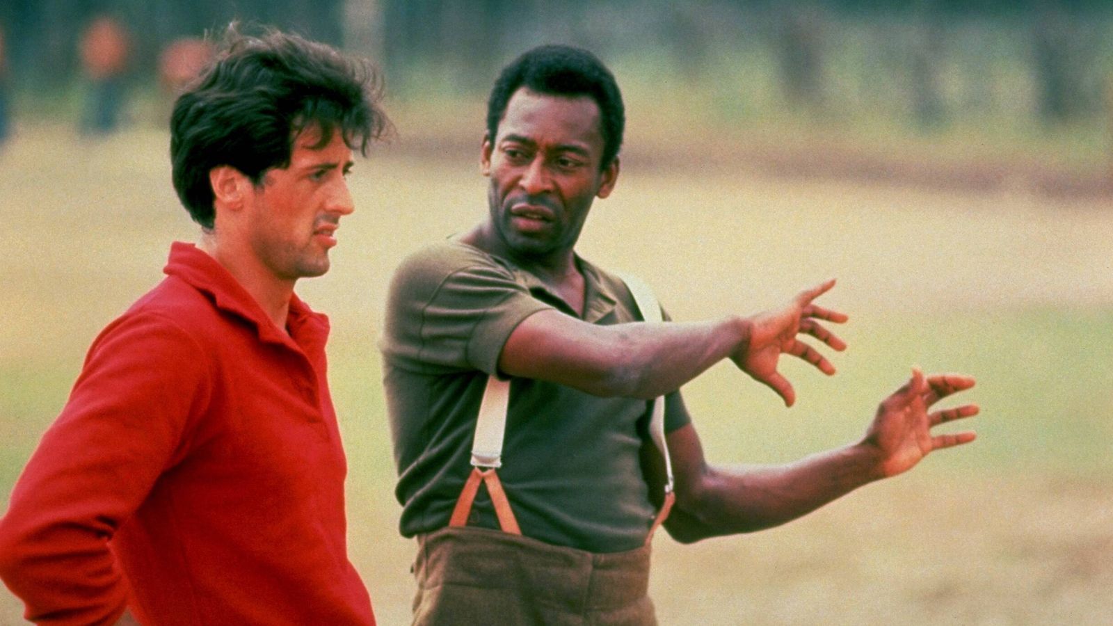 
                <strong>Pele: Die Karriere des "Königs des Fußballs"</strong><br>
                Dem Showgeschäft war Pele ohnehin nicht abgeneigt. 1981 spielte er an der Seite von Sylvester Stallone und vielen weiteren Fußballstars in dem Film "Flucht oder Sieg". Eine Truppe alliierter Kriegsgefangener tritt zu Zeiten des Zweiten Weltkriegs in einem Fußballspiel gegen eine Auswahl deutscher Soldaten an. Stallone stand als "Captain Robert Hatch" im Tor, Pele wirbelte in der Rolle des "Luis Fernandez" im Feld.
              