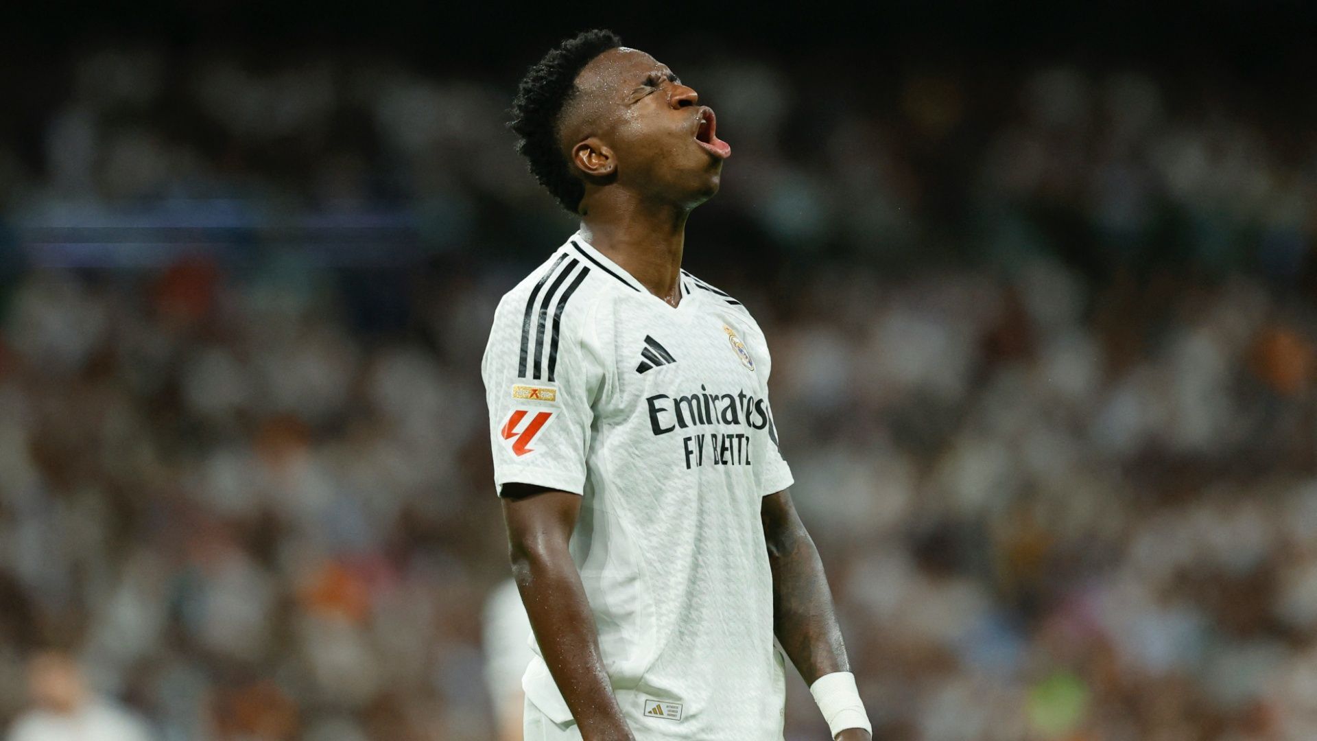 <strong>Vinicius Junior</strong><br>Laut dem Bericht wolle Real eine Ablöse in Höhe von umgerechnet gut 240 Millionen Euro für Vinicius bieten? Damit wäre die bisherige Rekord-Ablöse von 222 Millionen Euro, die Paris Saint-Germain 2017 für Neymar bezahlte, überboten. Noch verrücktet als die Ablöse wäre das Gehalt für den Brasilianer...