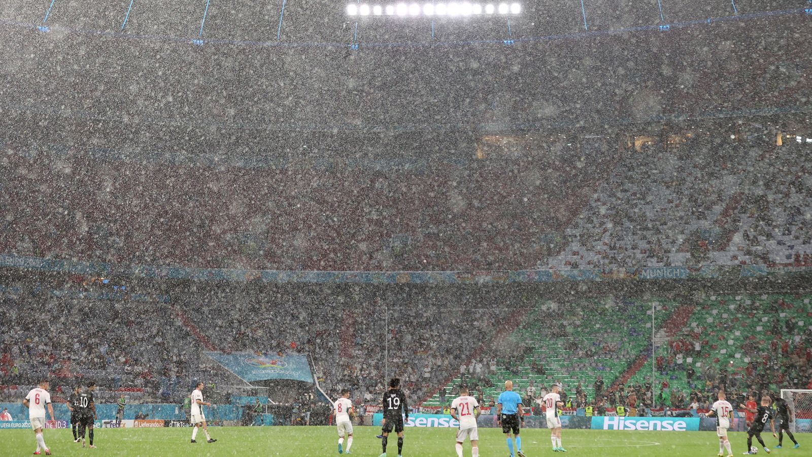 
                <strong>Wahnsinns-Wetter in München</strong><br>
                Das Wetter wurde im Laufe der Begegnung in der Allianz-Arena immer verrückte, es regnete unaufhörlich stark.
              