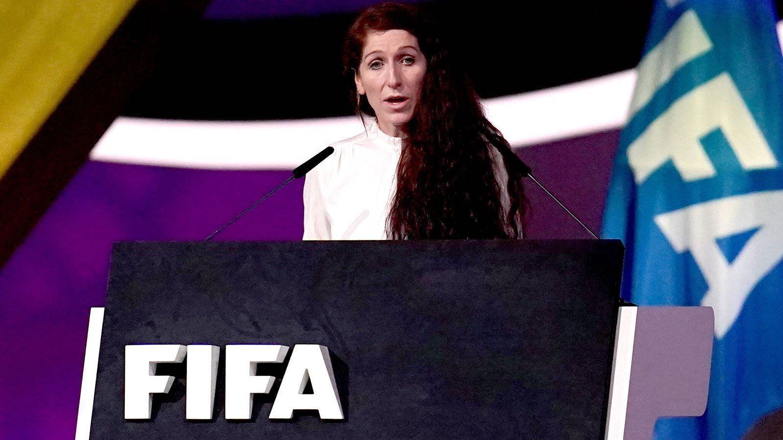 
                <strong>31. März 2022</strong><br>
                Beim FIFA-Kongress in Doha übt die norwegische Verbandspräsidentin Lise Klaveness in einer bemerkenswerten Rede scharfe Kritik am Weltverband und an Katar. Die WM sei auf "inakzeptable Art und Weise vergeben" worden, "und das hatte inakzeptable Folgen". Nur wenige Delegierte im Saal applaudieren, OK-Chef Hassan Al-Thawadi weist die Vorwürfe kurz darauf zurück. Gianni Infantino erwartet die "beste WM jemals".
              