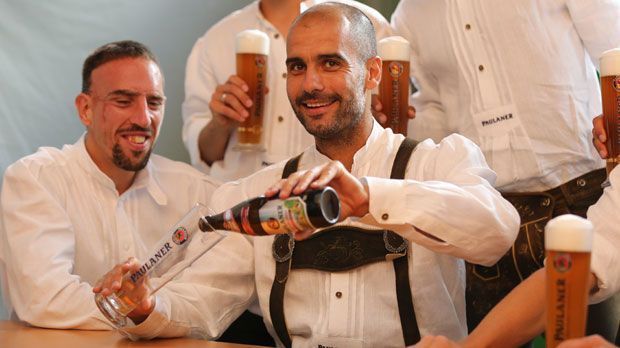 
                <strong>Götze, Guardiola und Co. beim Lederhosenshooting</strong><br>
                Wie es sich für Profisportler gehört, schenken sich der Bayern hier selbstverständlich nur alkoholfreies Weißbier ein. Schließlich wollen die Münchner in dieser Saison noch Einiges erreichen
              