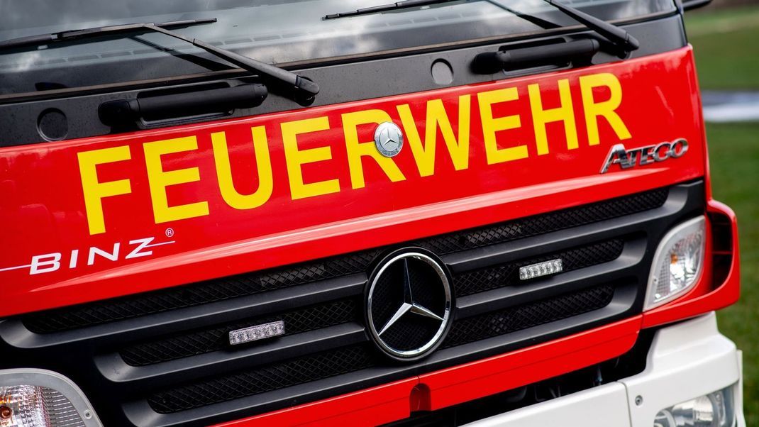 Nach einem Unfall mit zwei Lastwagen auf der Autobahn 38 nahe der Landesgrenze von Niedersachsen und Thüringen ist es zu einem Brand gekommen.