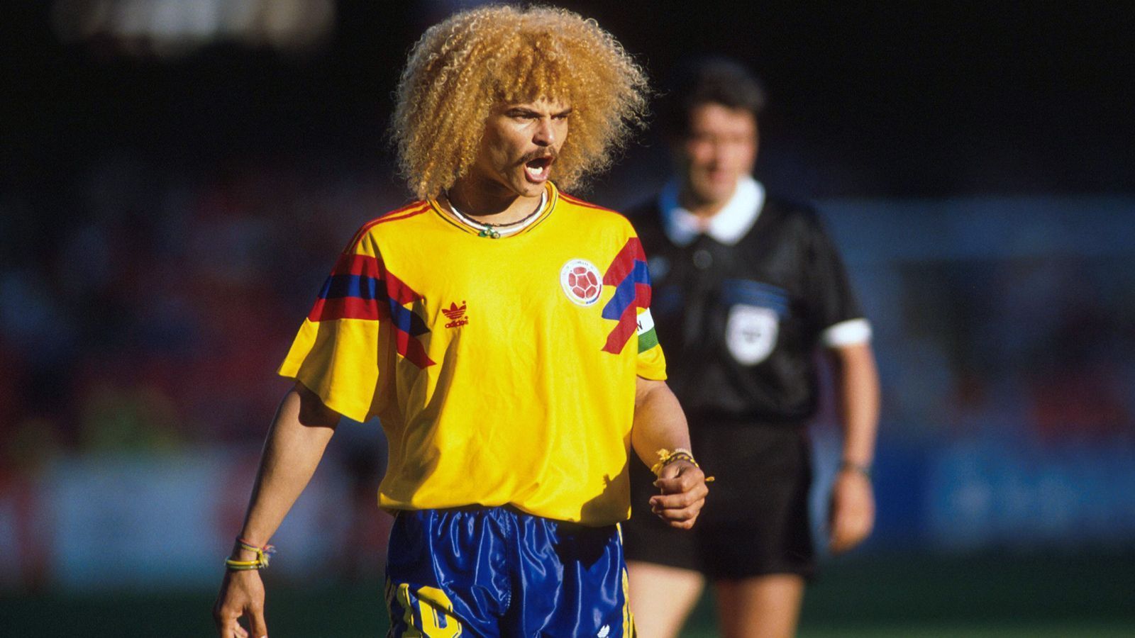 
                <strong>Carlos Valderrama (Kolumbien)</strong><br>
                Bei drei Weltmeisterschaften in Folge vertrat der Kolumbianer Carlos Valderrama sein Heimatland - stets mit der auffälligen Frisur in Zitronengelb, weshalb er zum Fanliebling wurde. Aber: Der Mittelfeldspieler war bei den Endrunde 1990, 1994 und 1998 als Kapitän auch das sportliche Gesicht Kolumbiens. Bei allen drei Endrunden-Teilnahmen verpasste Valderrama nämlich keine einzige Begegnung, kam insgesamt auf über 100 Länderspiel-Einsätze. Auf Klubebene war der Südamerikaner in Europa hingegen kaum in Erscheinung getreten, bis auf zwei Abstecher nach Montpellier und Valladolid, war er vorwiegend für Vereine in Kolumbien bzw. den USA am Ball.
              